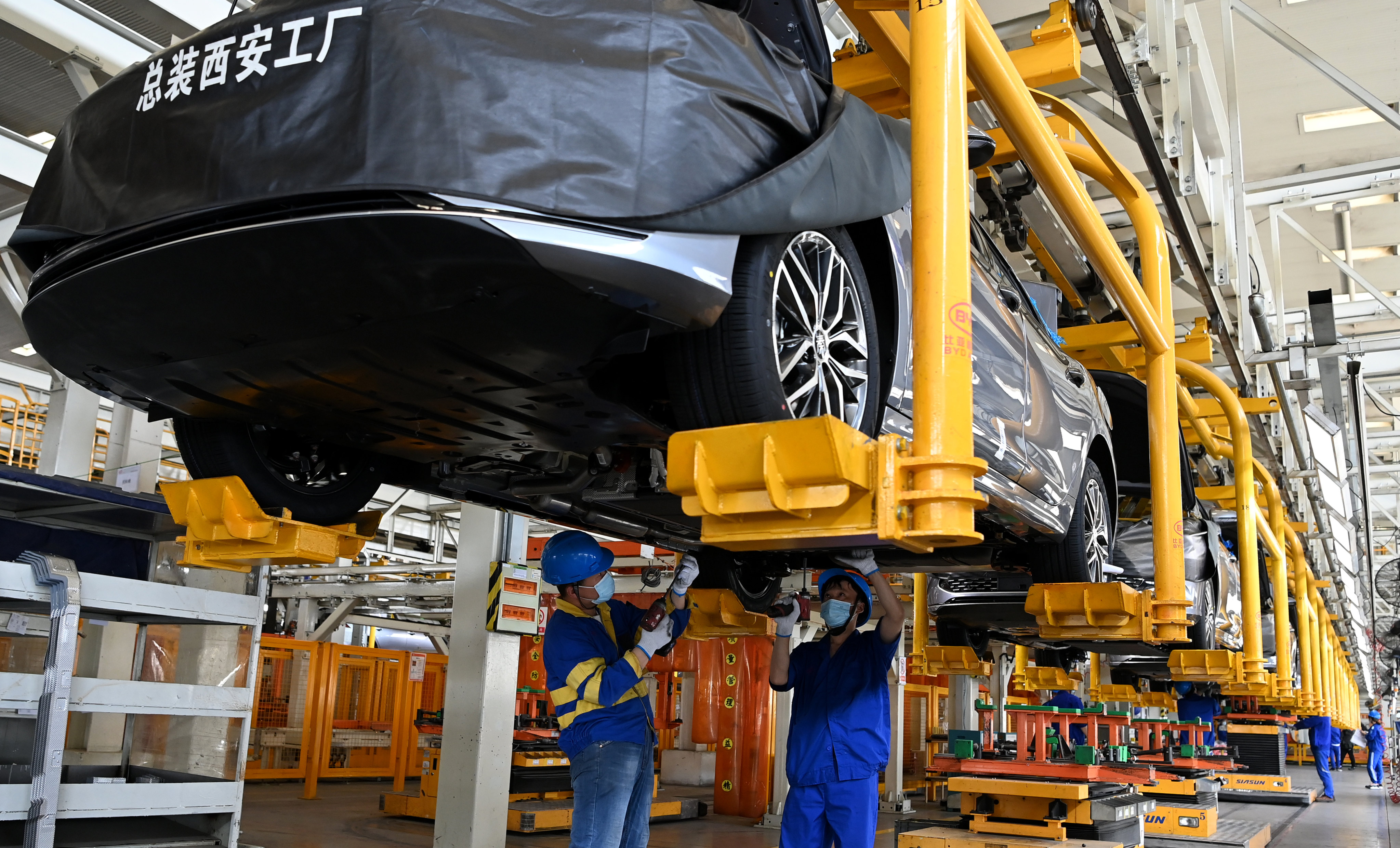 Workers assemble a BYD new energy vehicle at a factory in Xian, Shaanxi province, in April last year. Photo: Xinhua