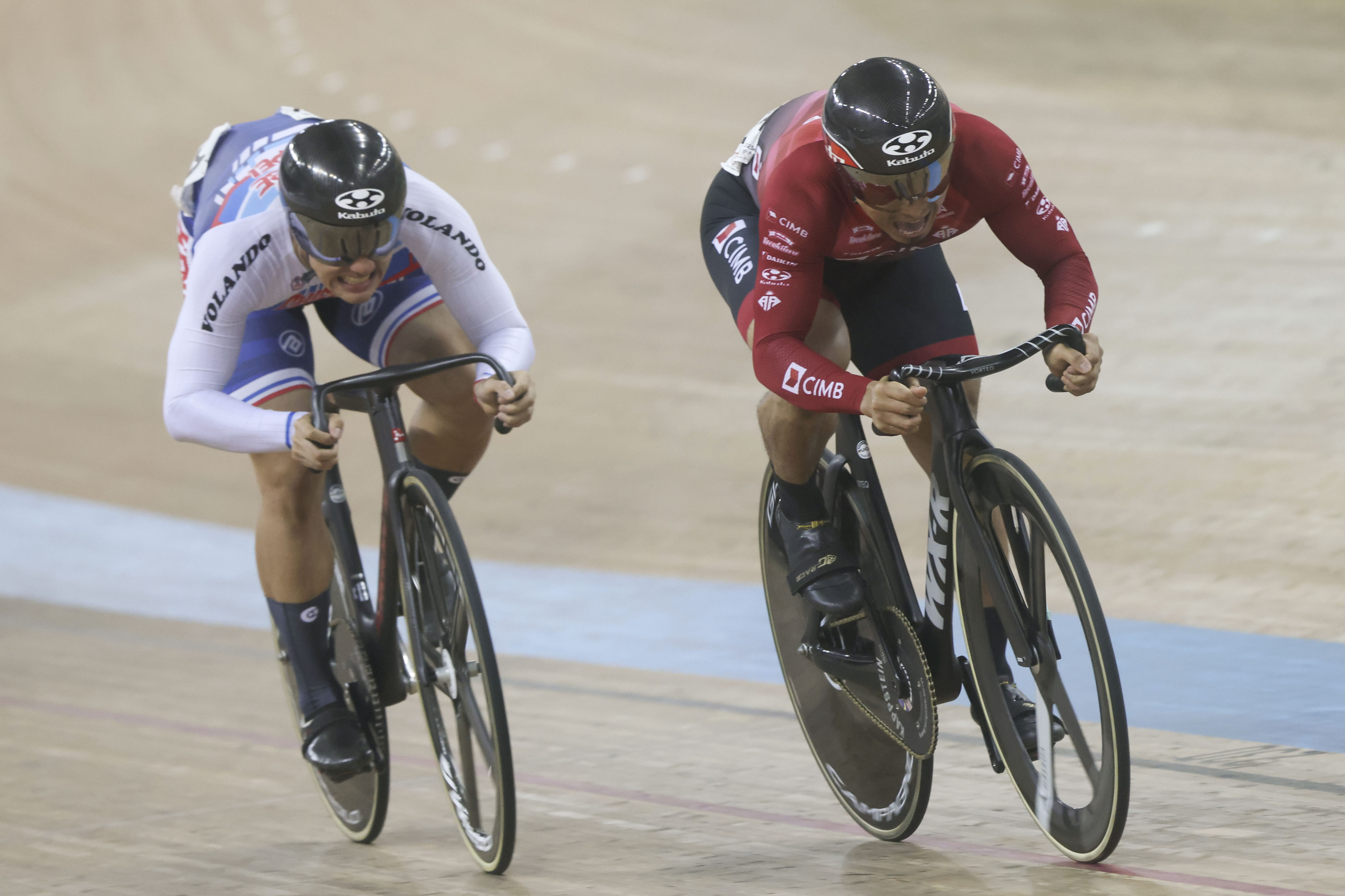 Azizulhasni Awang (right) beats Kang Shih-feng to win the keirin at Hong Kong Velodrome. Photo: Jonathan Wong