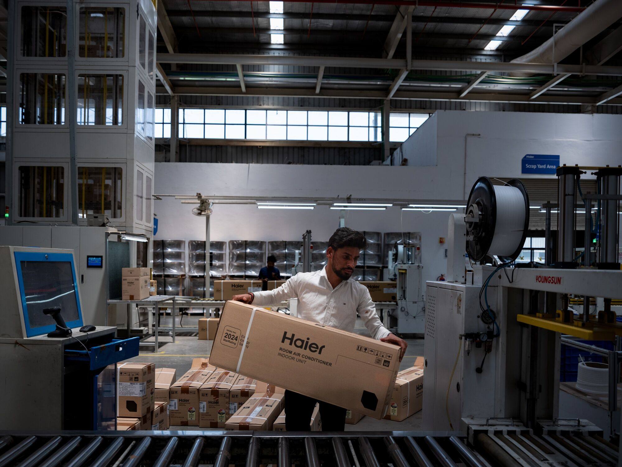 A worker at the manufacturing line of Haier’s air conditioner factory in Greater Noida, India. The Chinese company’s overseas expansion has led to huge growth in revenue. Photo: Bloomberg