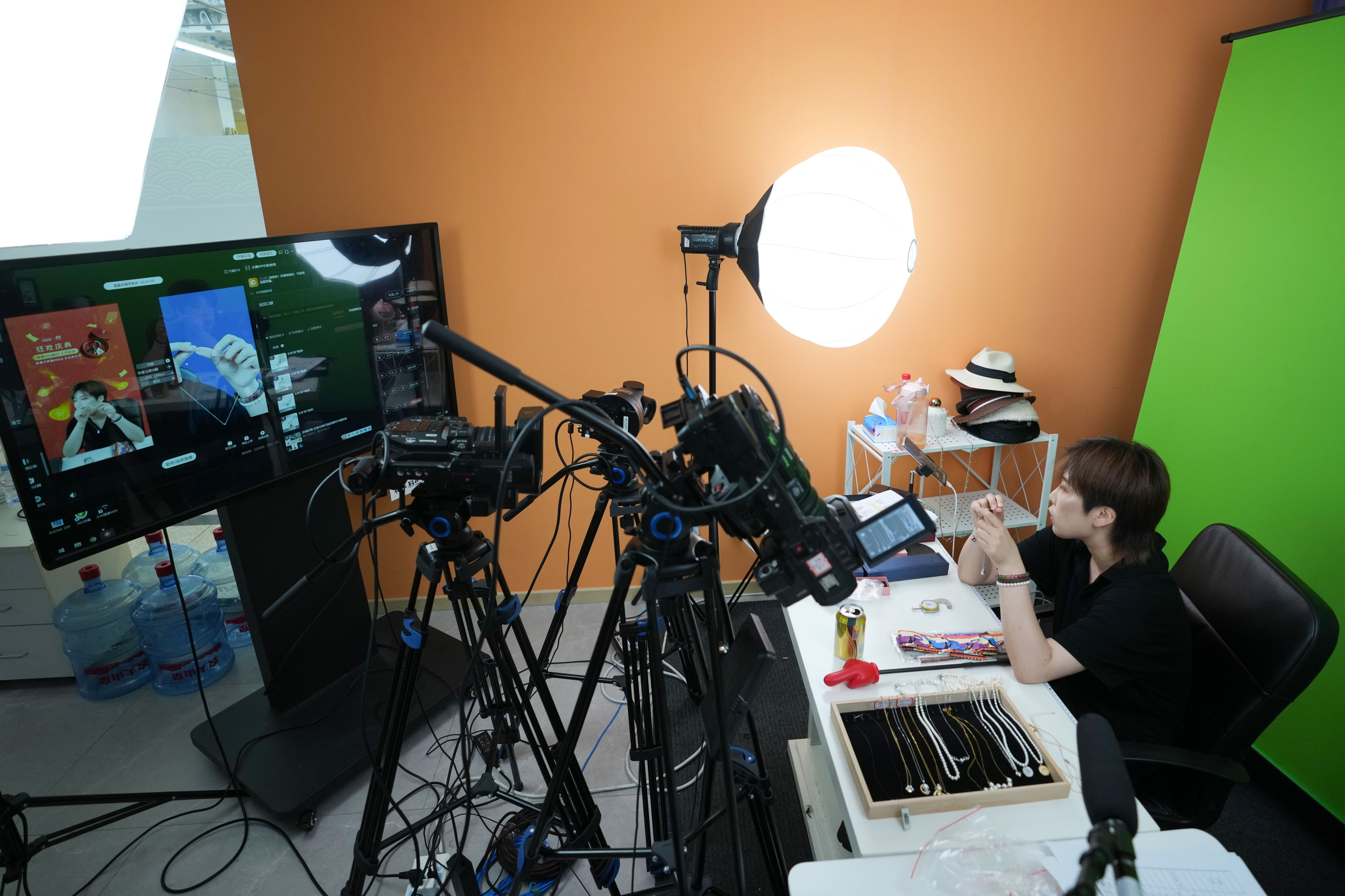 A staff member promotes pearl jewelry through live-streaming at Hongqiao Pearl Market in the Dongcheng District of Beijing on June 18, 2022. Internet platforms served as a safety net during the pandemic for China’s youngest workers, who are now facing record high unemployment. Photo: Xinhua