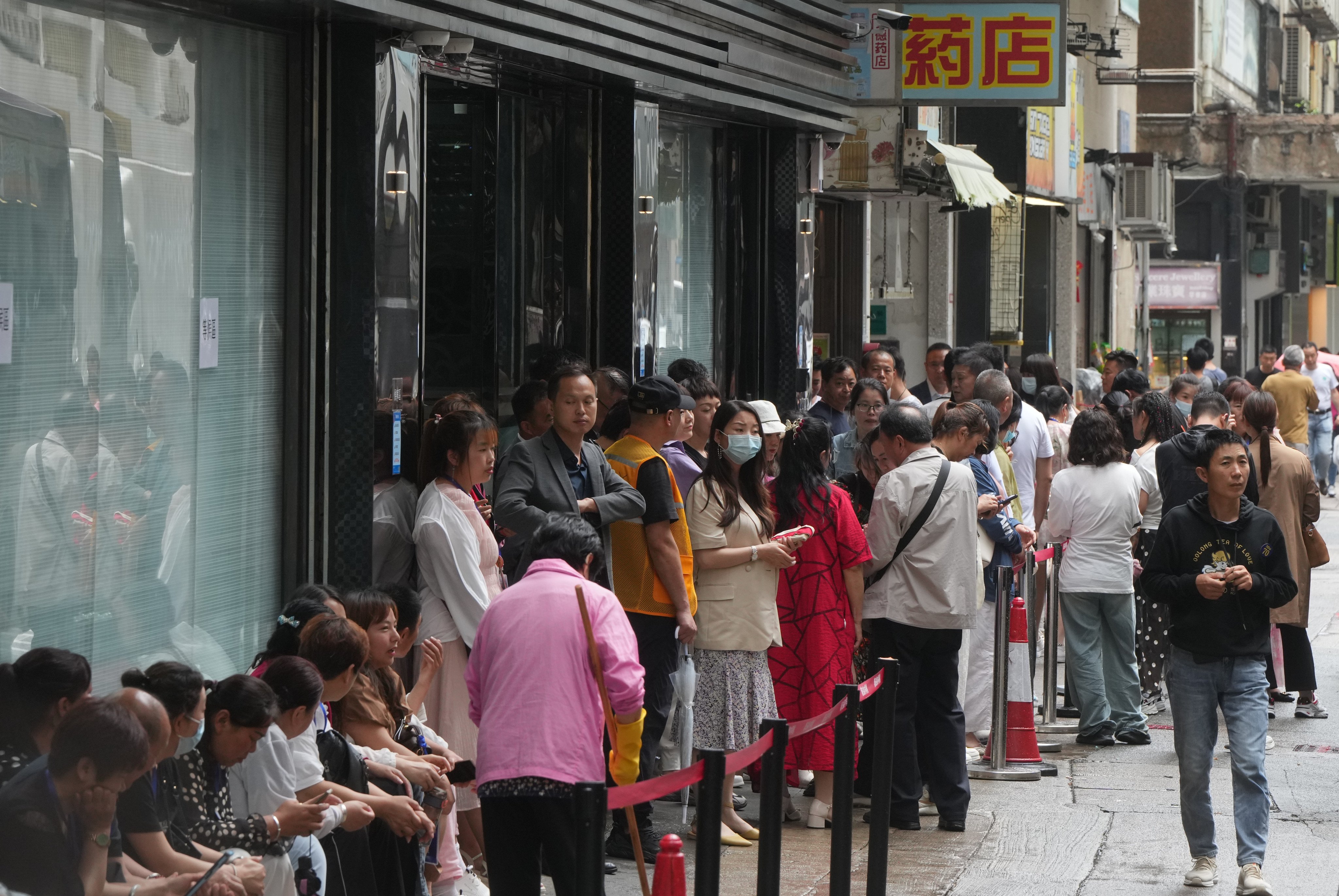 A group of tourists from the mainland queues outside a jewellery shop in To Kwa Wan on May 17. Allegations of Cathay Pacific flight crew discriminating against mainlanders are just the latest example of tensions that have a long history in Hong Kong. Photo: Sam Tsang