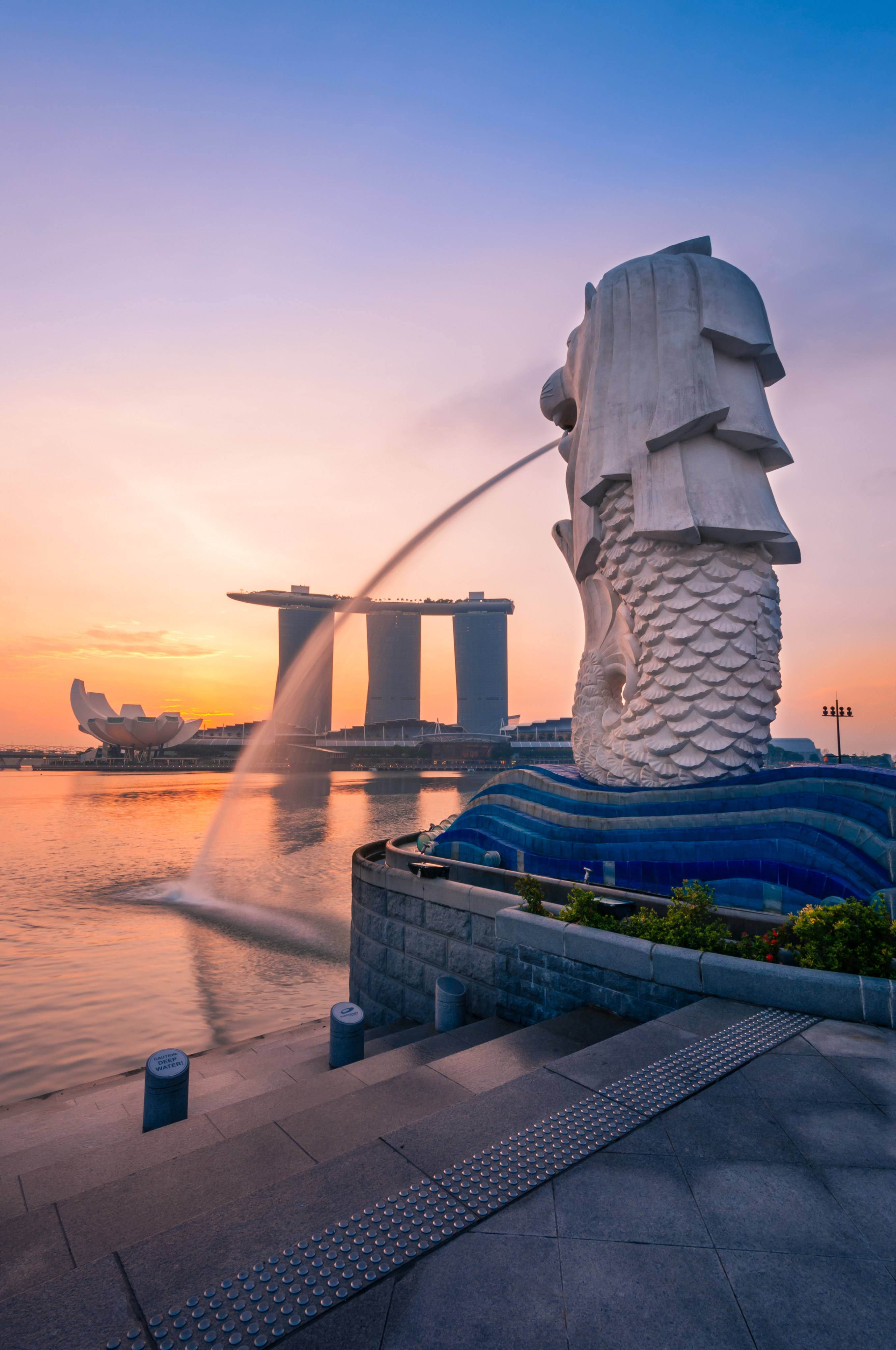 The Merlion fountain and Marina Bay in Singapore. Photo: Shutterstock