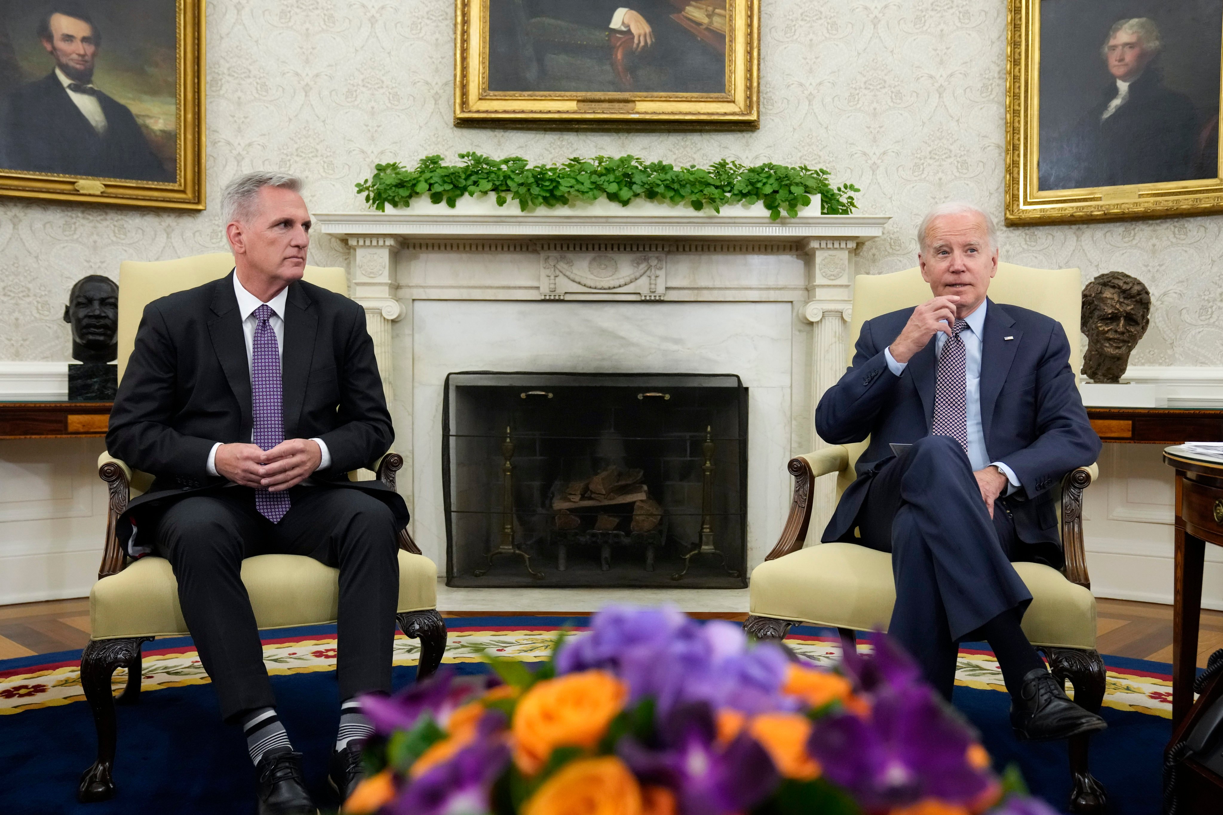 House Speaker Kevin McCarthy and President Joe Biden meet to discuss the US debt limit in the Oval Office of the White House in Washington, on May 22. After weeks of negotiations, the White House and Republicans reached an agreement “in principle” on May 28 to raise the debt ceiling. Photo: AP 