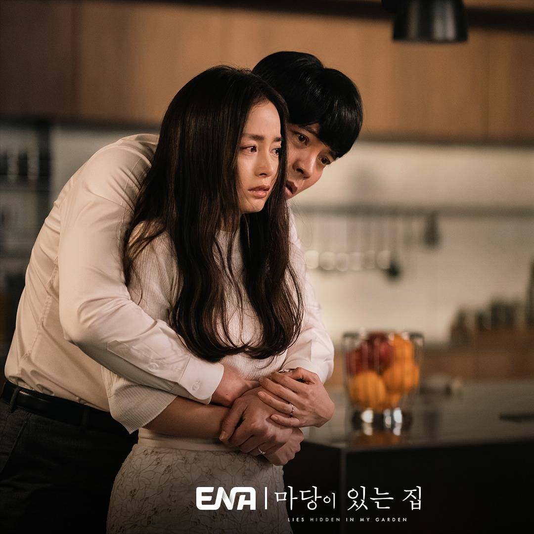 Kim Tae-hee (front) and Kim Sung-oh in a still from “Lies Hidden in My Garden”.