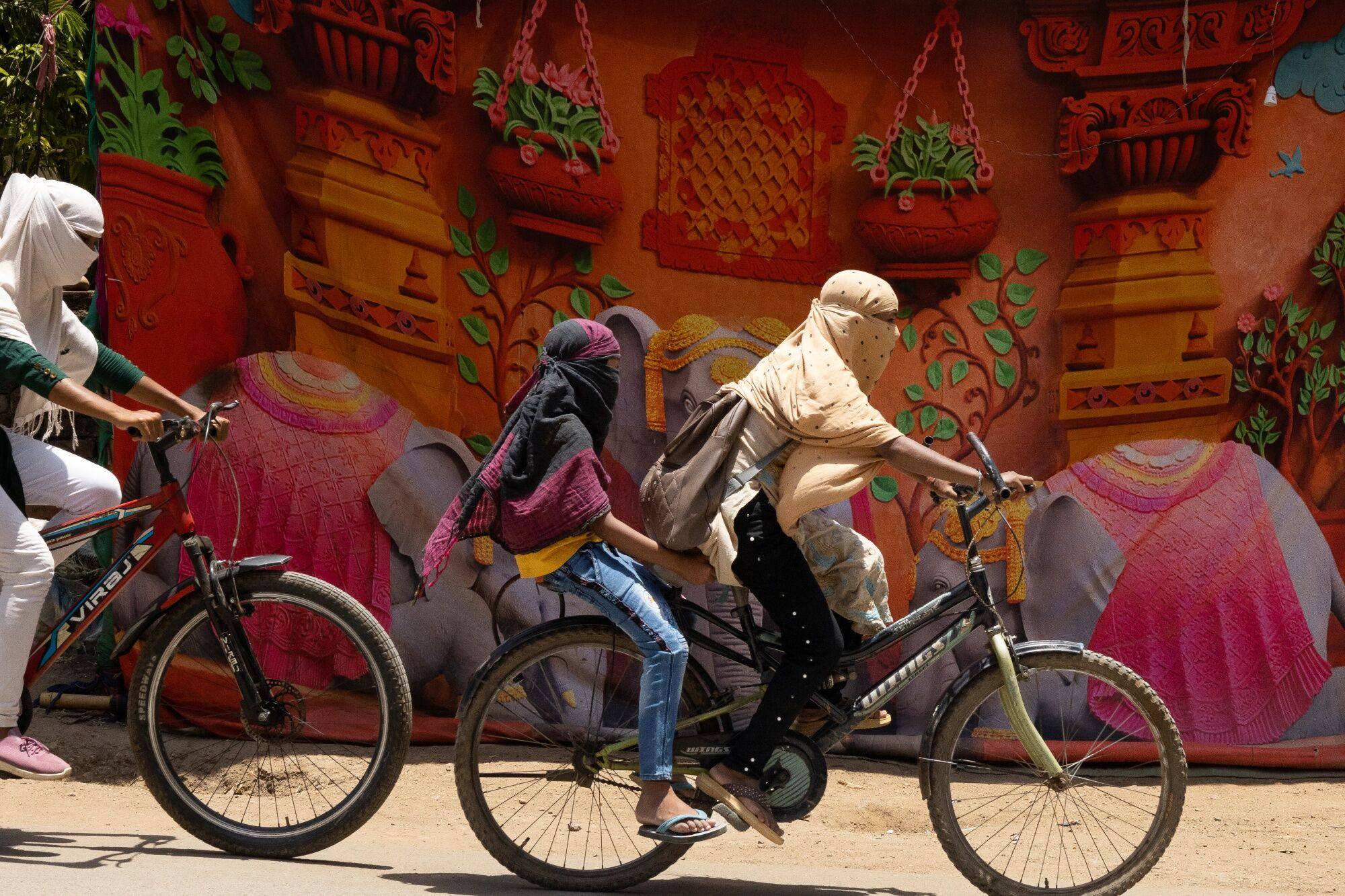 Cyclists cover their faces to protect them from the sun in Bilaspur, Chhattisgarh, India. Photo: Bloomberg
