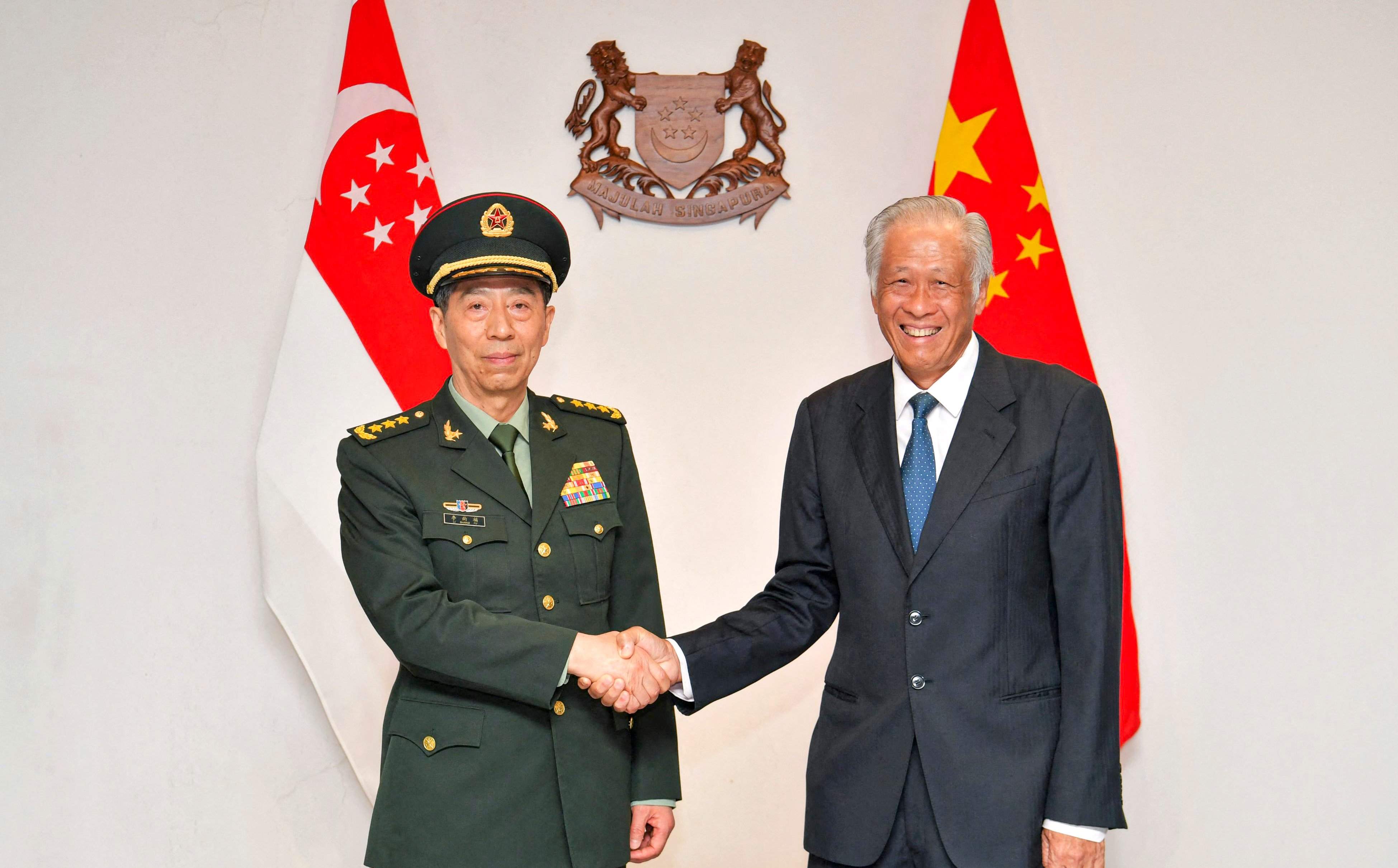 Chinese defence chief General Li Shangfu (left) and his Singaporean counterpart Ng Eng Hen meet in the city state on Thursday. Photo: AFP/Singapore’s Ministry of Defence