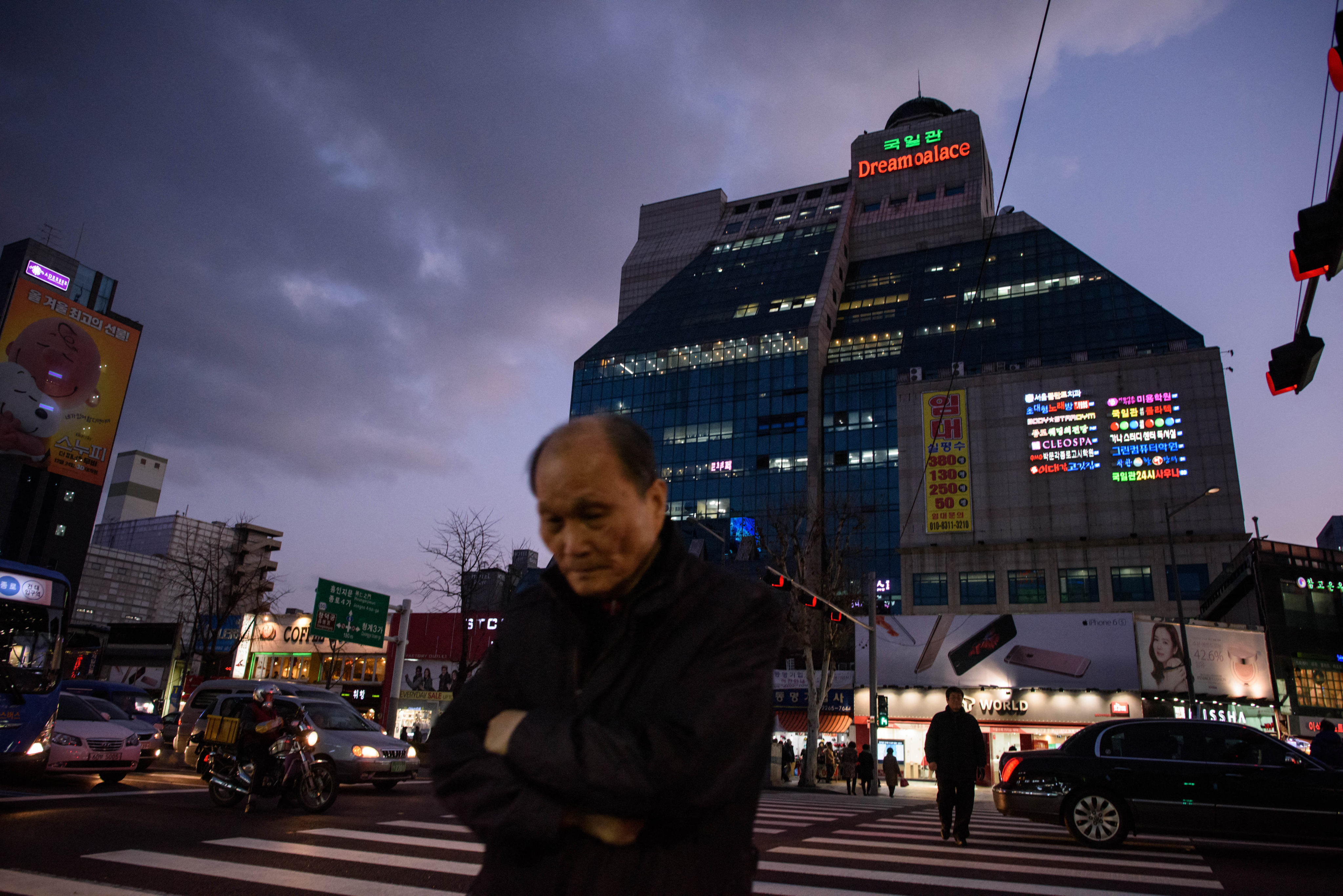 An elderly man in Seoul. Many businesses in South Korea are concentrating on young people, discriminating against seniors even though the practice is illegal. Photo: AFP