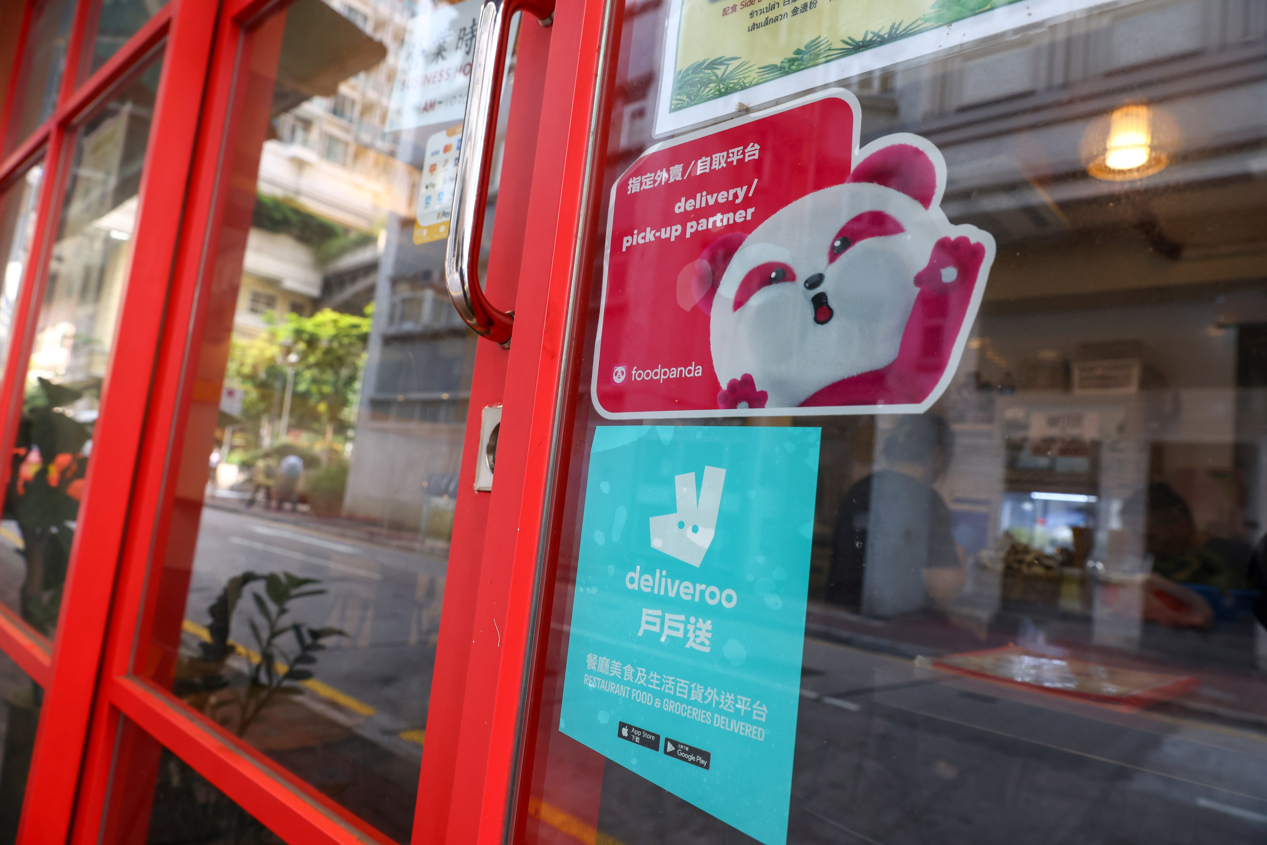 Foodpanda and Deliveroo have offered to amend their contracts with partnering restaurants to allow eateries to work with their competitors. Photo: Dickson Lee