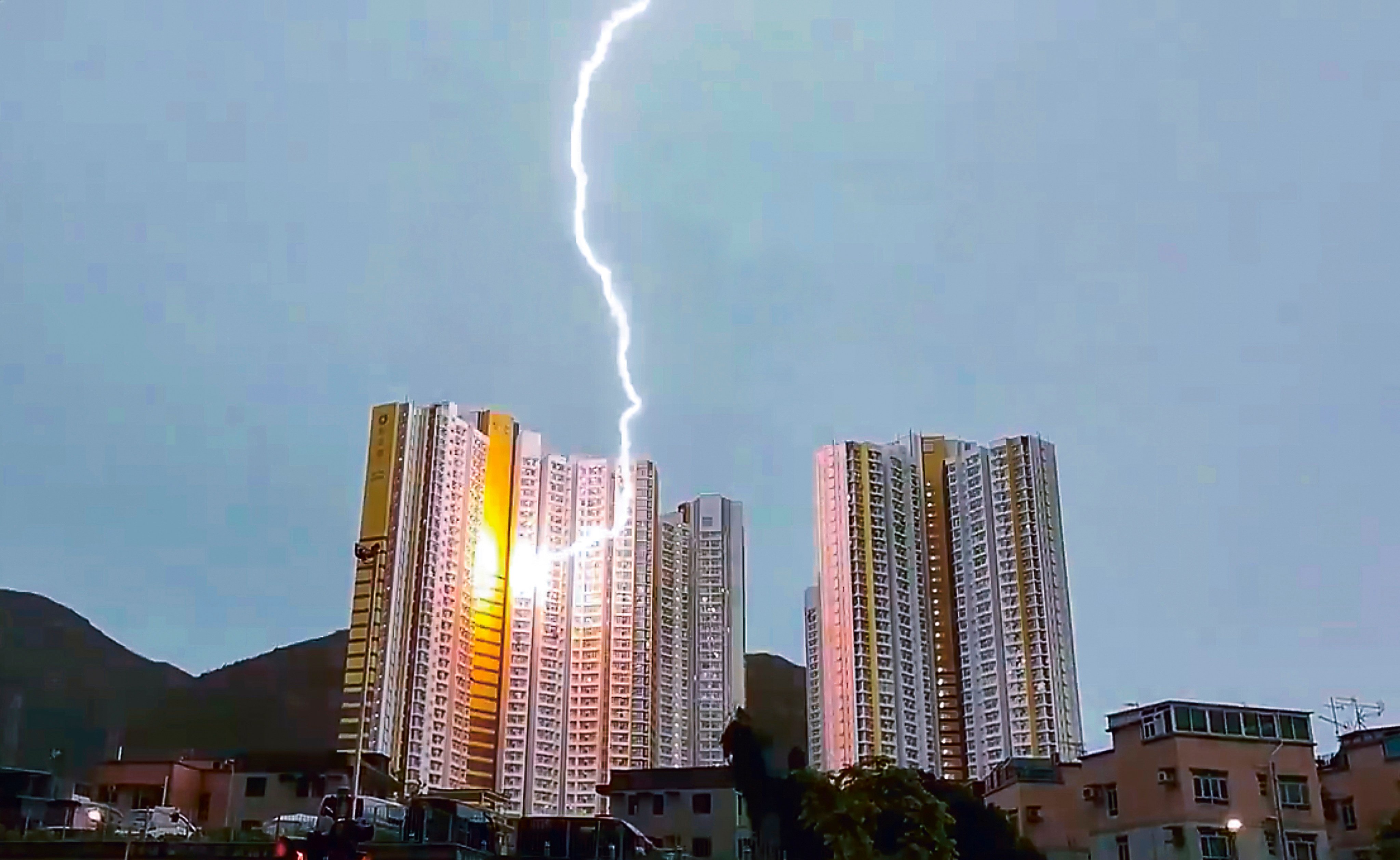 Lightning strikes Wo Tin Estate in Tuen Mun during Thursday morning’s storm. Photo:  Facebook/Carol Tam