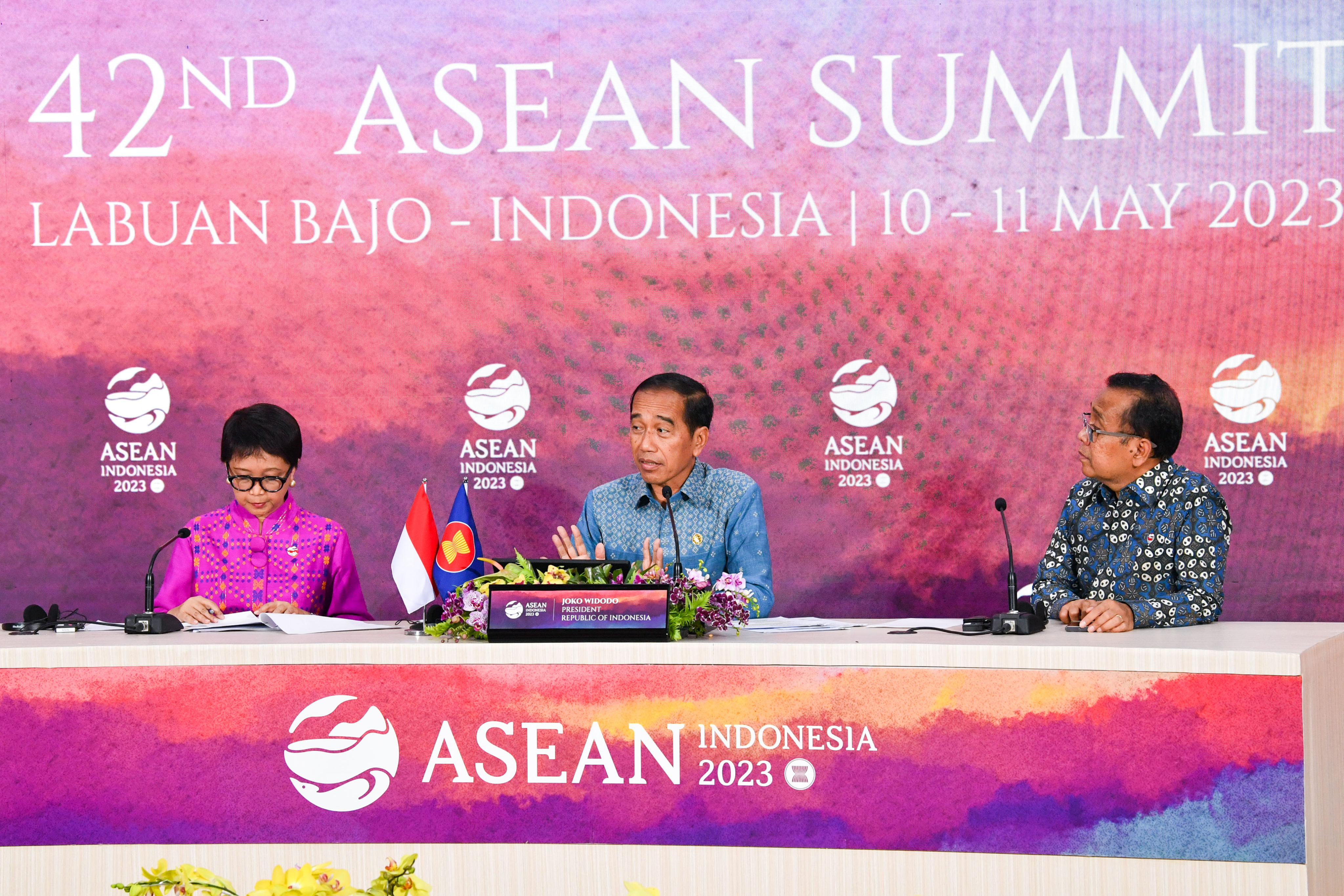 Indonesian President Joko Widodo (centre) speaks at a press conference at the 42nd Asean Summit in Labuan Bajo, Indonesia, on May 11. Photo: Xinhua
