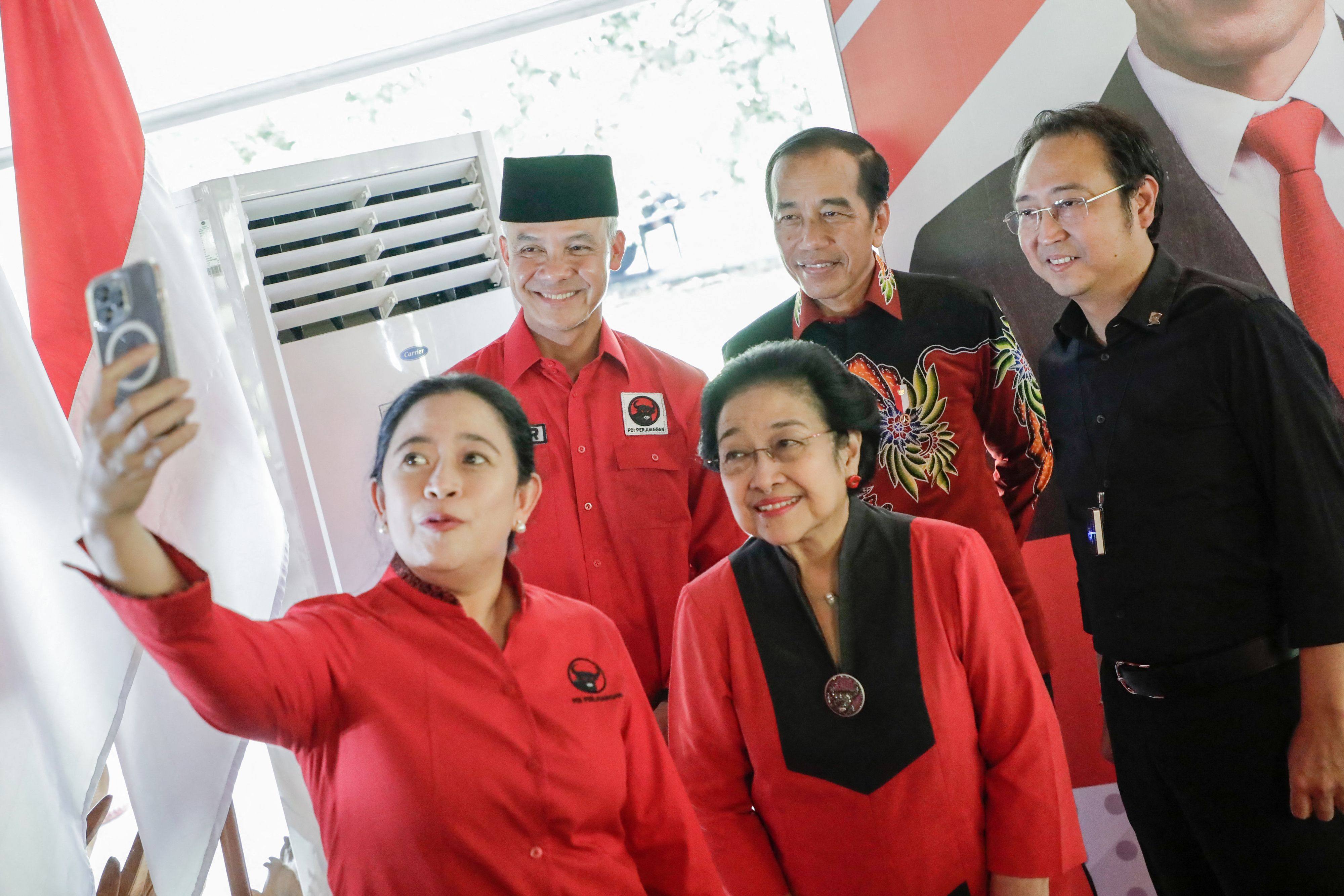 PDI-P party leaders (front L-R) Puan Maharani, Megawati Soekarnoputri, Ganjar Pranowo, President Joko Widodo and Prananda Prabowo Suro. Photo: AFP