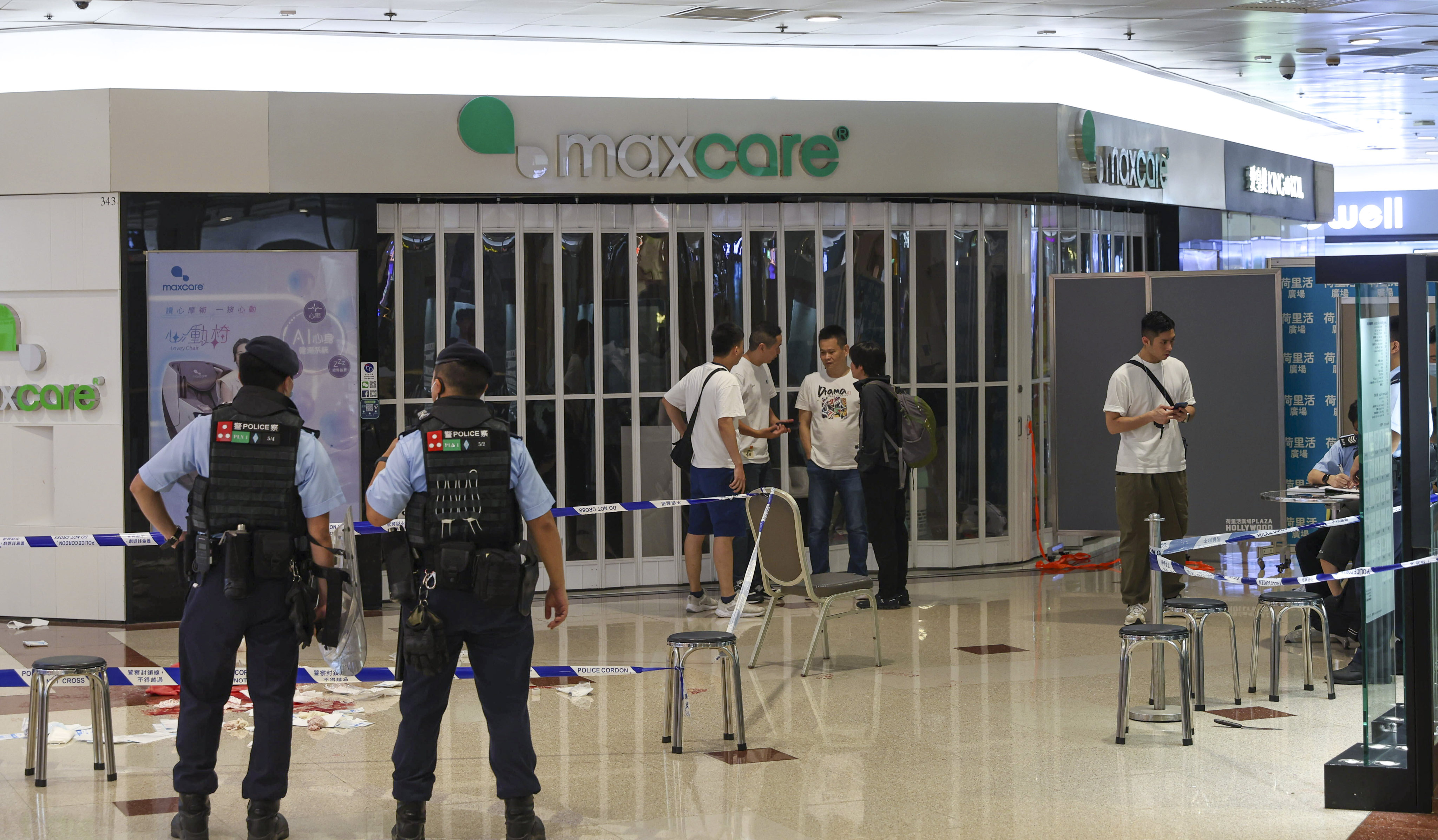 Police officers cordon off the scene at the mall in Diamond Hill. Photo: Yik Yeung-man