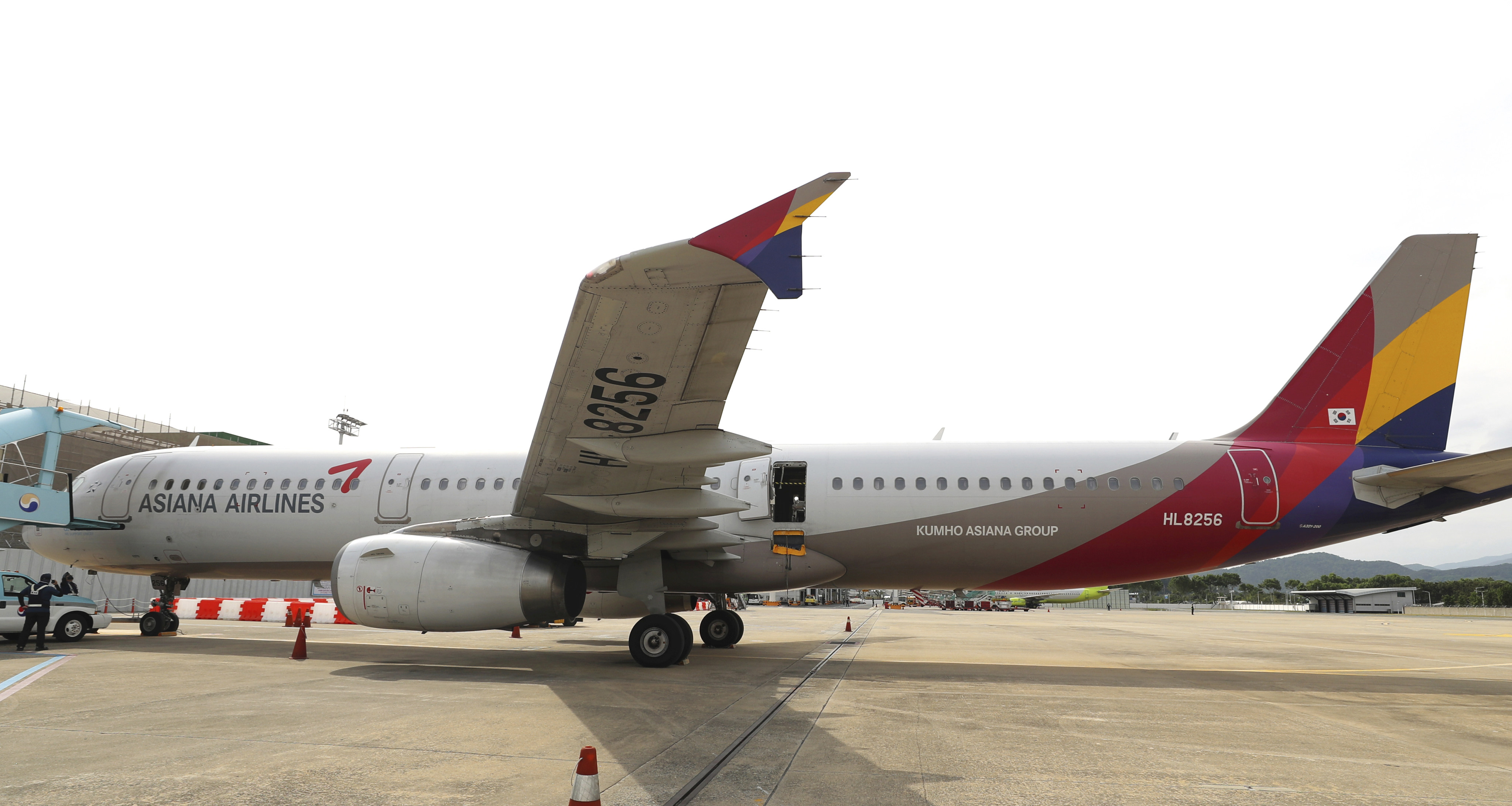 A passenger opened a door on an Asiana Airlines flight that later landed safely at Daegu airport on May 26. Photo: Yonhap via AP