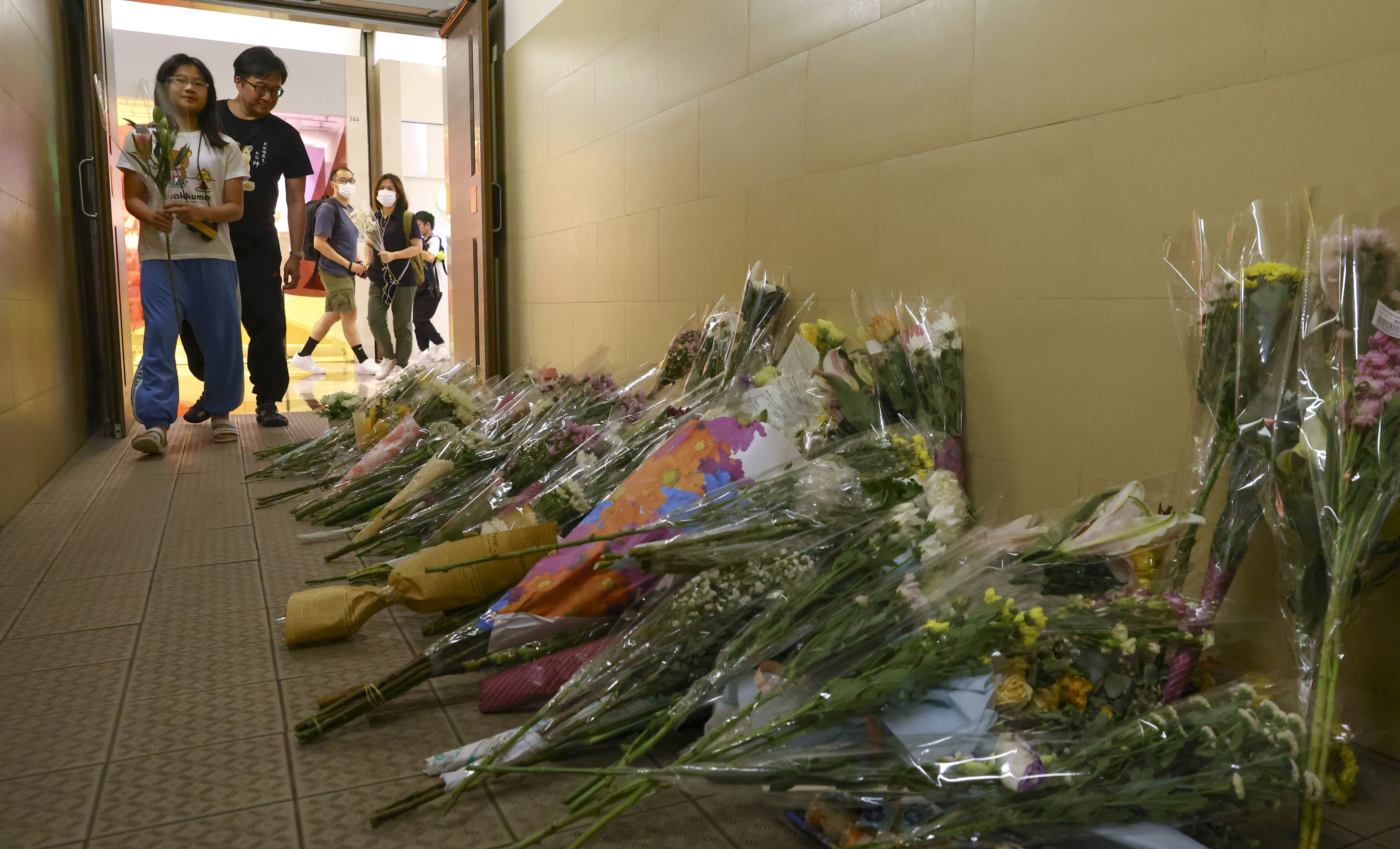 Residents leave flowers near the scene of the attack at Plaza Hollywood in Diamond Hill. Photo: Dickson Lee 