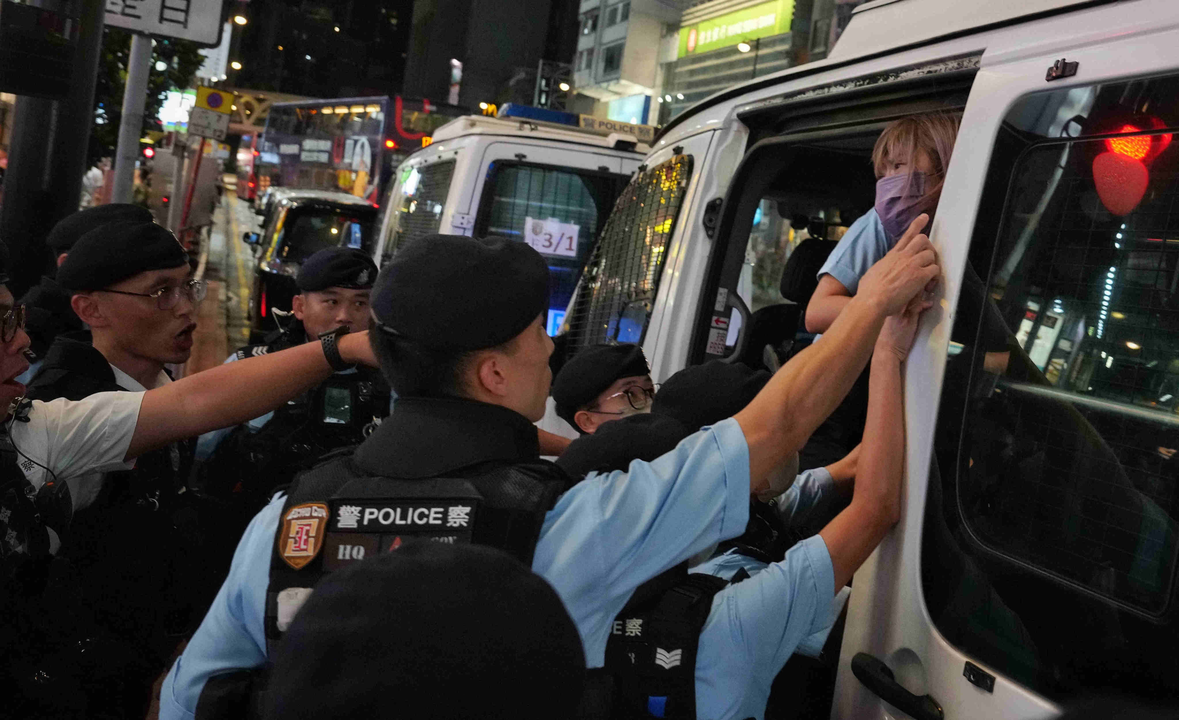 People detained by police on Sunday near the traditional Victoria Park venue for the Tiananmen Square commemoration are put in police vans. Photo: Elson Li


04JUN23   SCMP / Elson Li