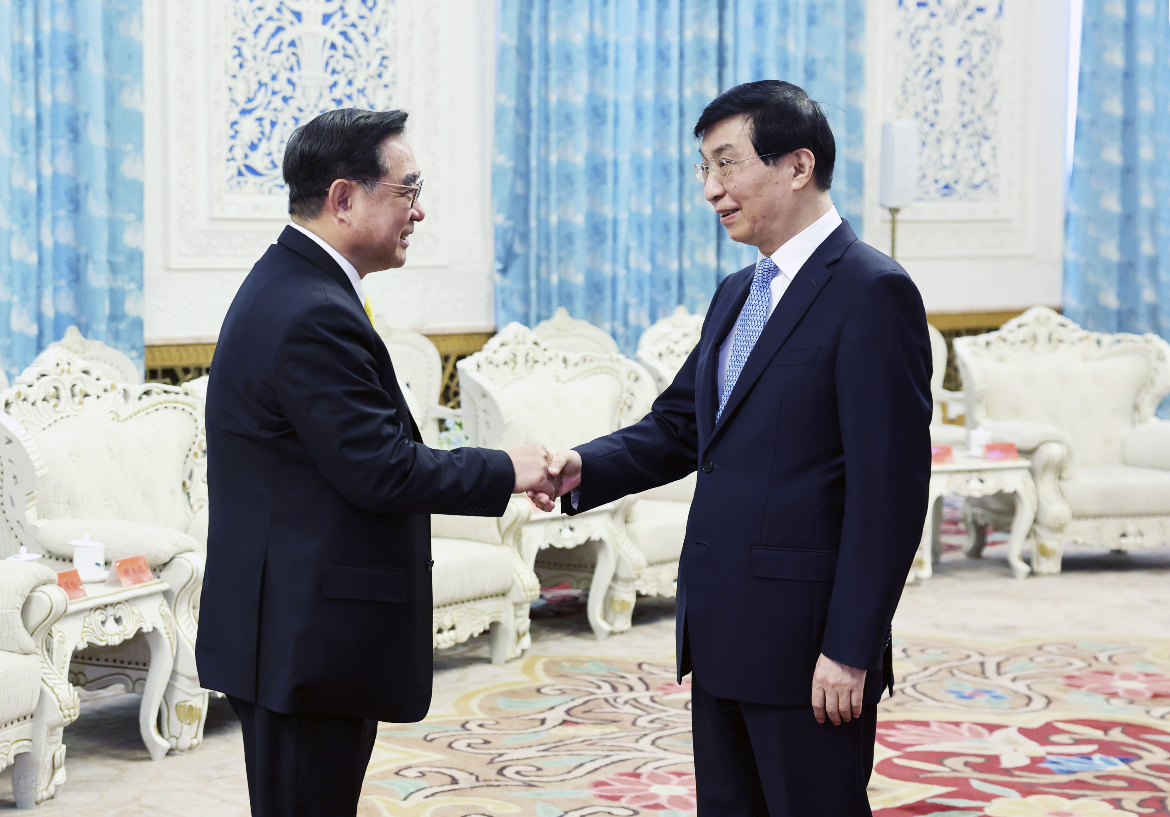 Wu Cherng-dean (left), leader of Taiwan’s New Party, meets Politburo Standing Committee member Wang Huning in Beijing on Monday. Photo: Xinhua