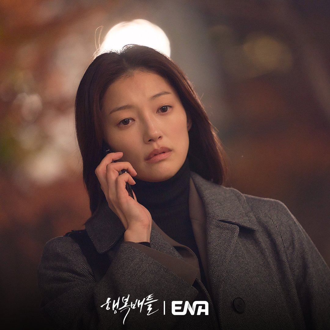 Lee El as bank worker Jang Mi-ho in a still from Amazon Prime K-drama “Battle for Happiness”.