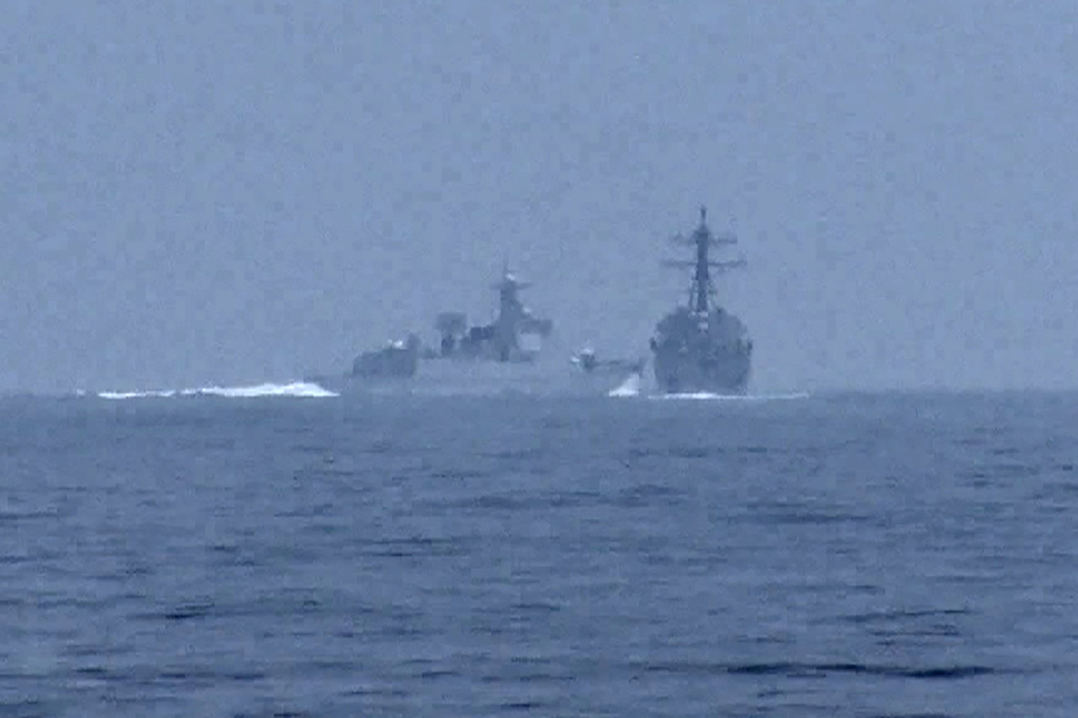 A Chinese warship, identified by the US Indo-Pacific Command as PRC LY 132, crosses the path of the US Navy destroyer Chung-Hoon in the Taiwan Strait on Saturday. Photo: Global News via Reuters