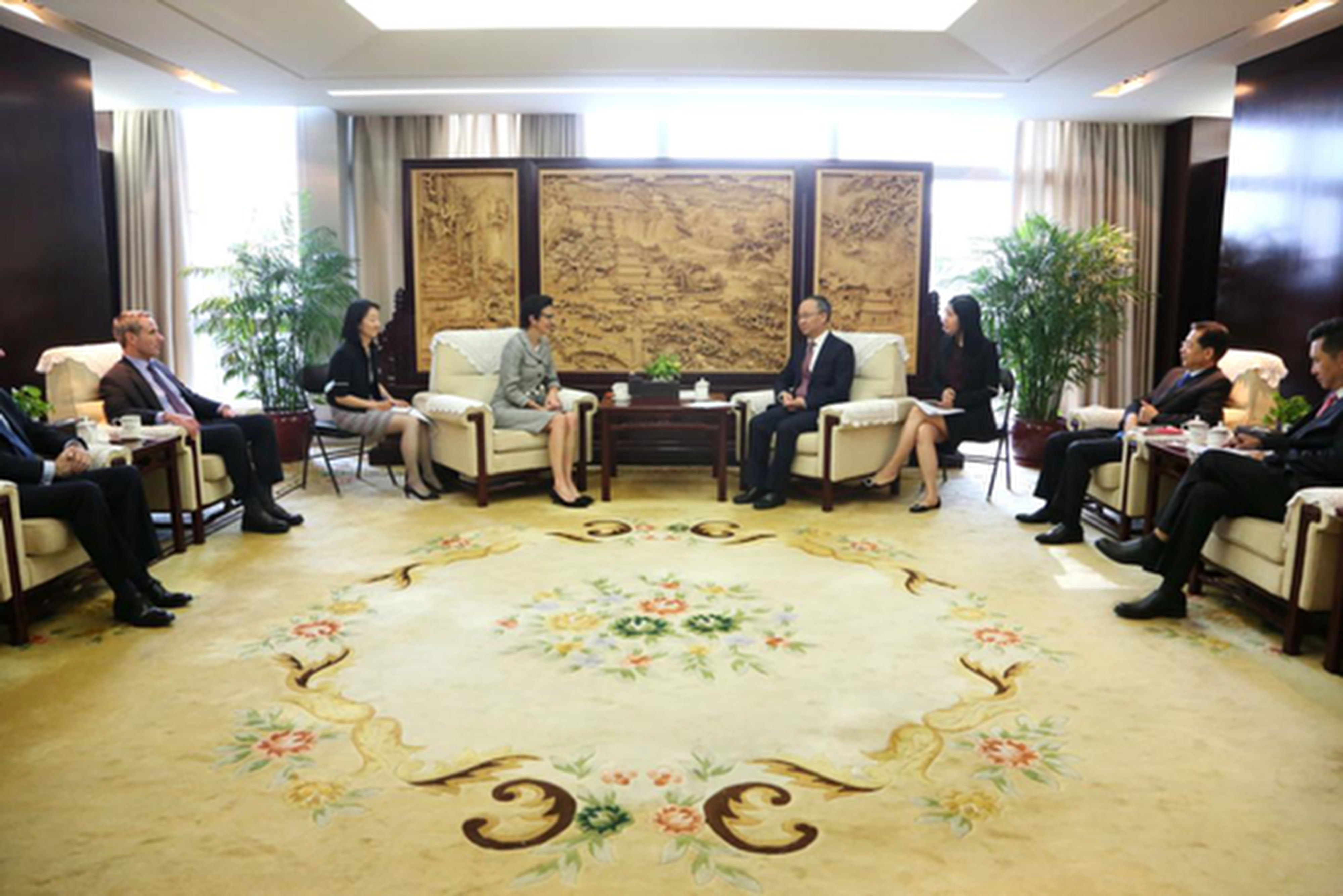 Fraser met Li Yunze, director of the National Administration of Financial Regulation, on Monday. Photo: cbirc.gov.cn