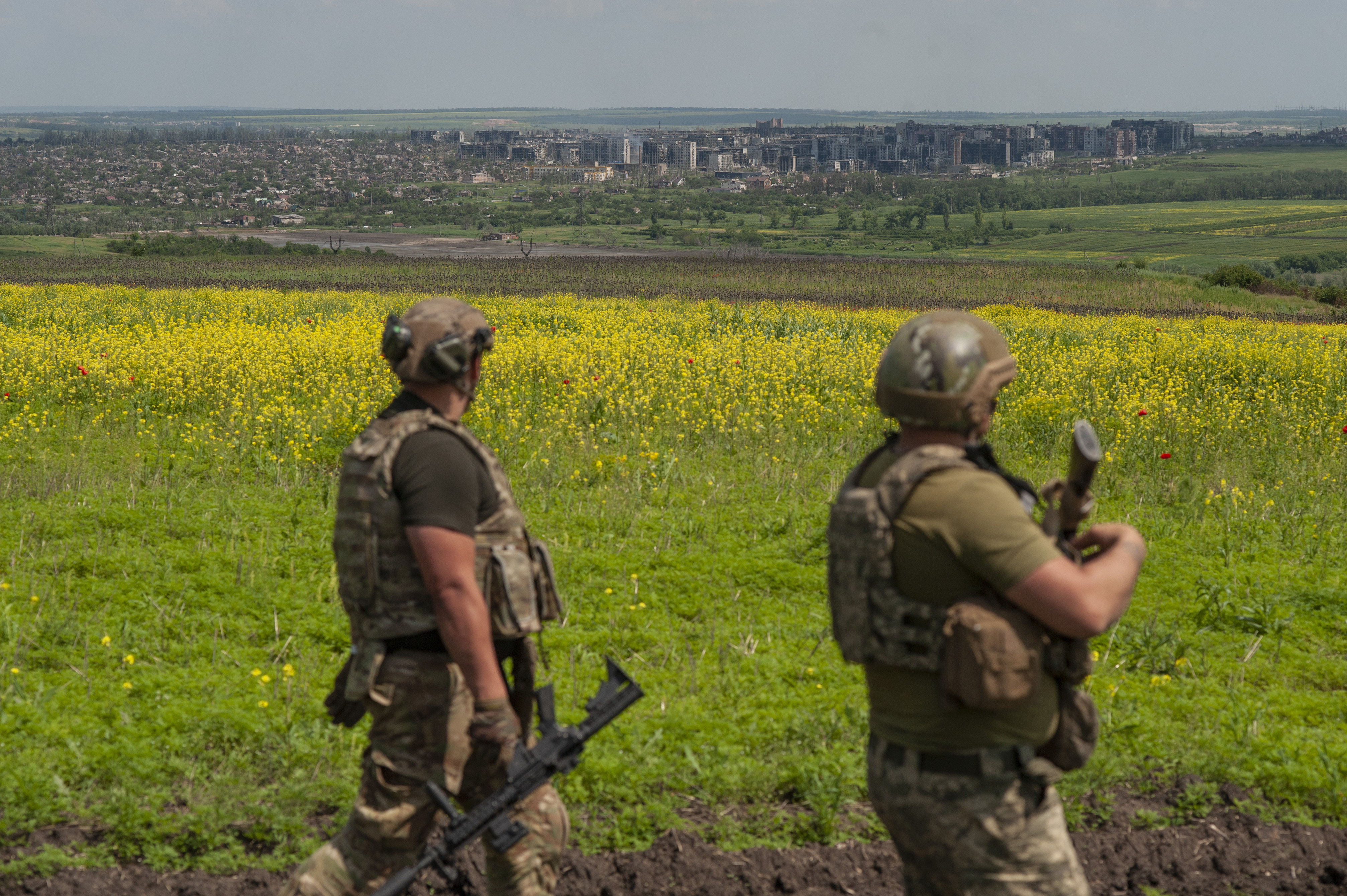 Ukrainian soldiers stand in their positions near Bakhmut, Ukraine. Photo: AP
