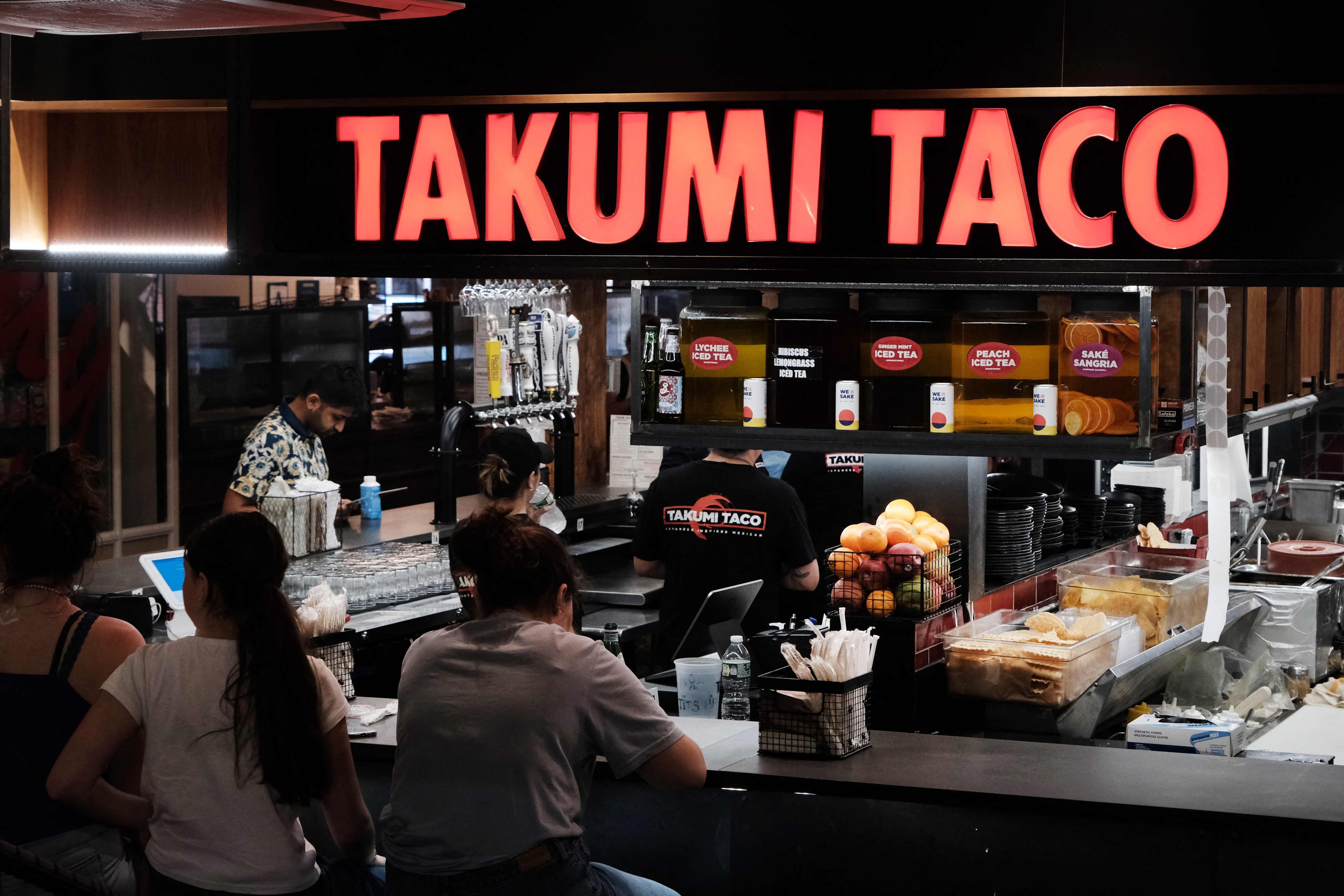 People eat at a taco restaurant in a New York market on April 12. Recent US inflation figures and other economic data are still showing considerable resilience, highlighting the limited cooling effect of higher interest rates. Photo: AFP