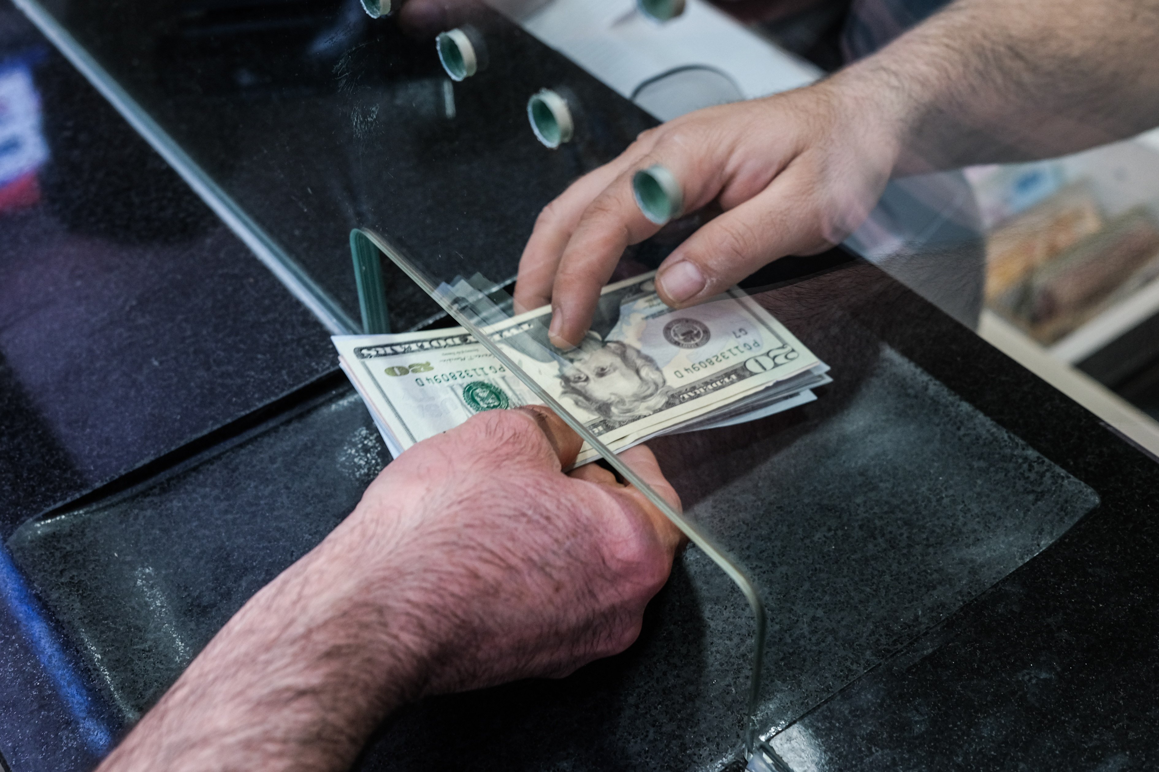 A tourist exchanges money in Istanbul on June 7. While a more multipolar world poses bigger challenges to the dollar, the powerful forces underpinning its hold on the global economy endure. Photo: EPA-EFE 