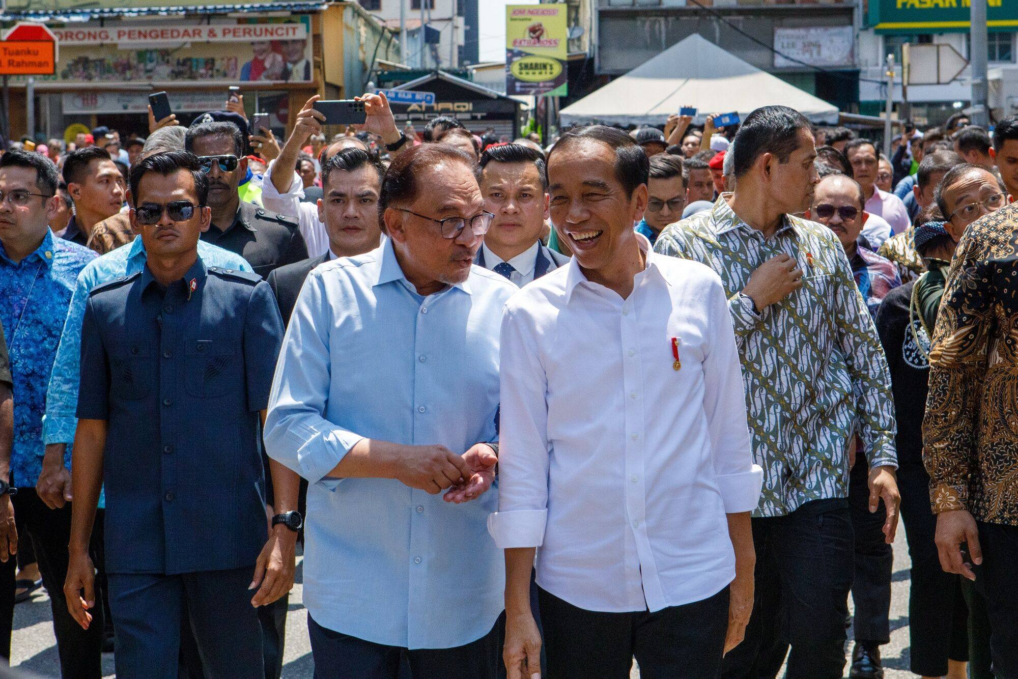 Malaysia’s Prime Minister Anwar Ibrahim walks with Indonesian President Joko Widodo in Kuala Lumpur on Thursday. Photo: Bloomberg