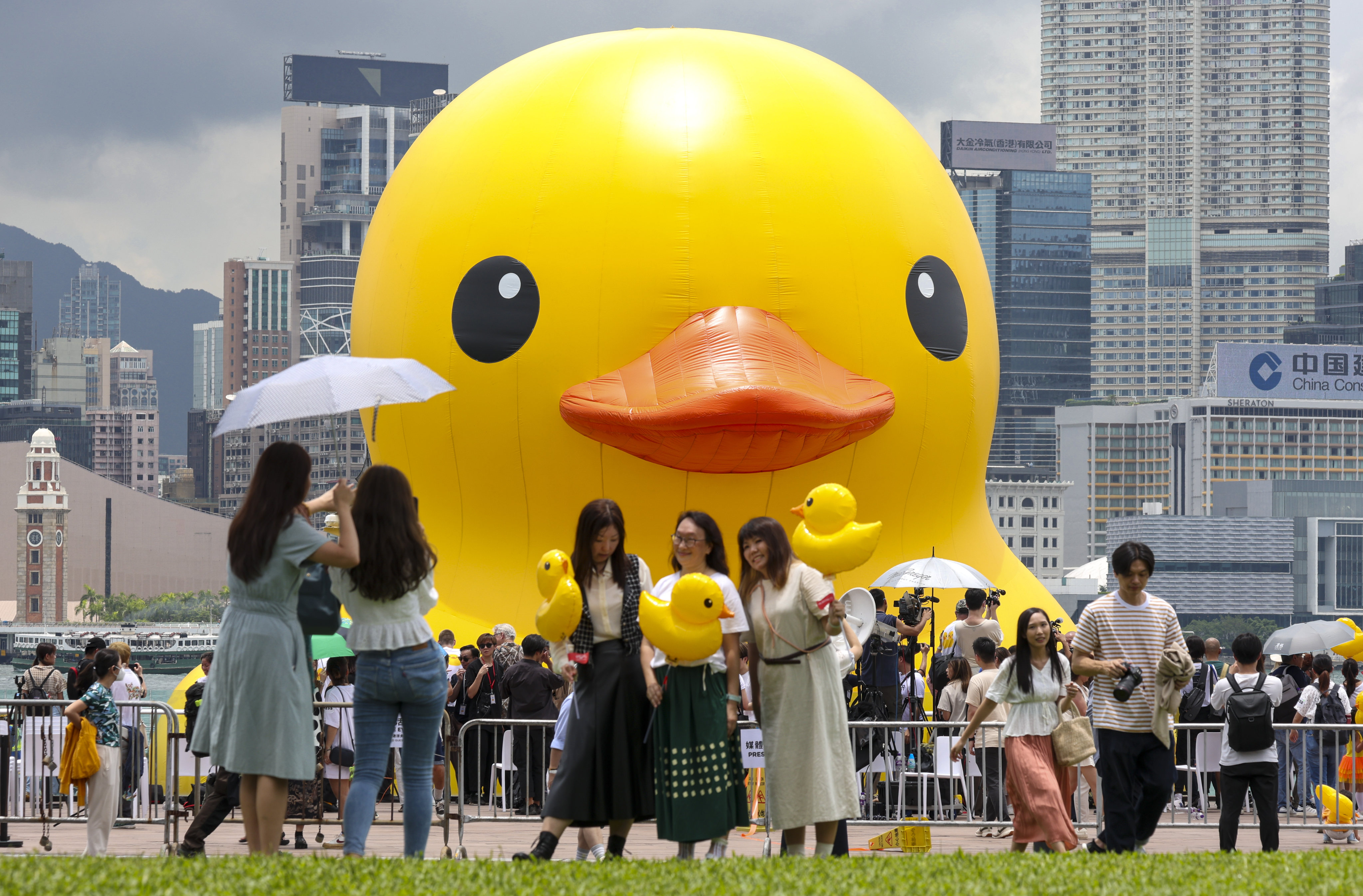 Crowds flock to Tamar Park to snap pictures of the giant ducks. Photo: Yik Yeung-man