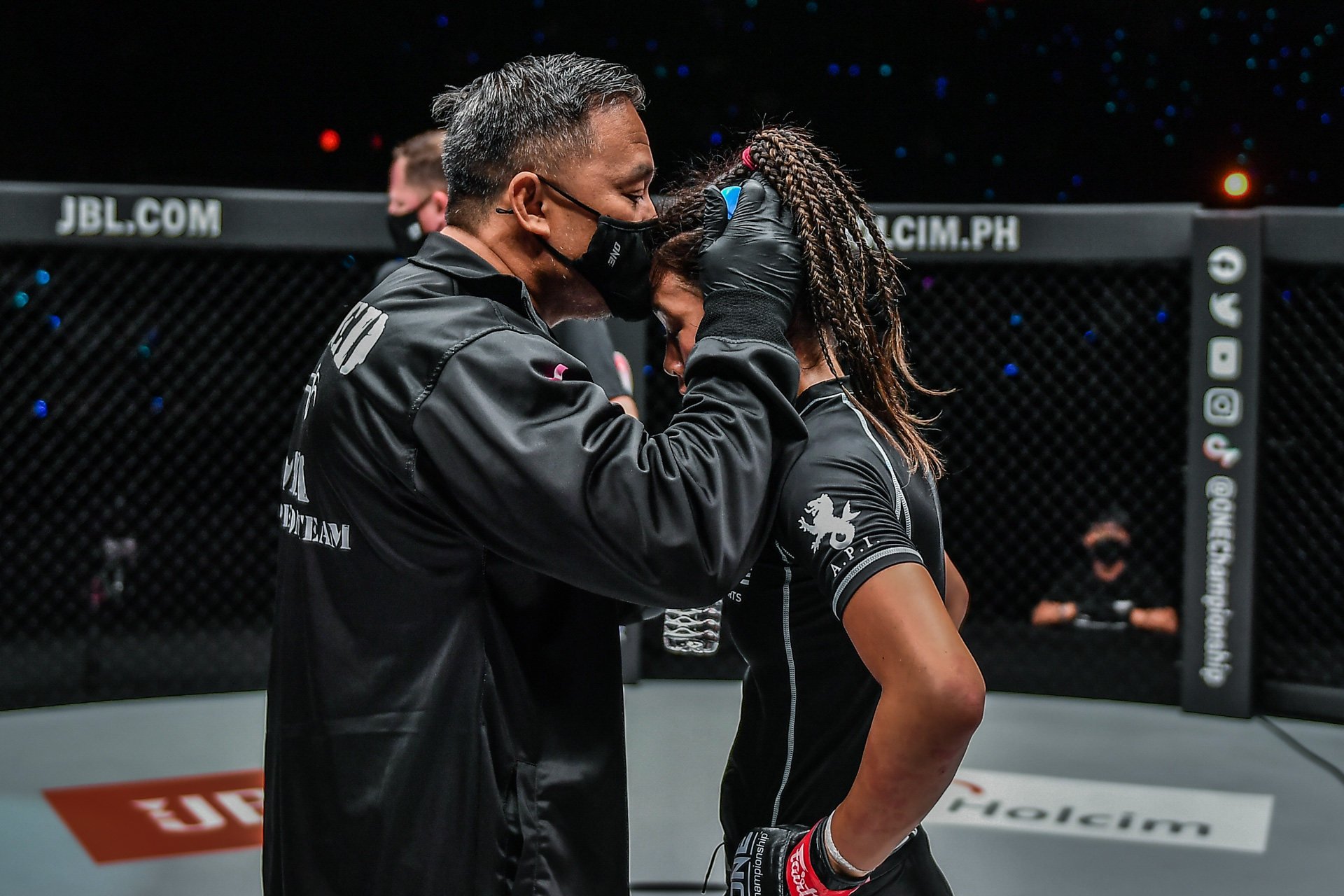 Victoria Lee’s father and coach Ken Lee congratulates her after her win over Victoria Souza. Photo: ONE Chasmpionship
