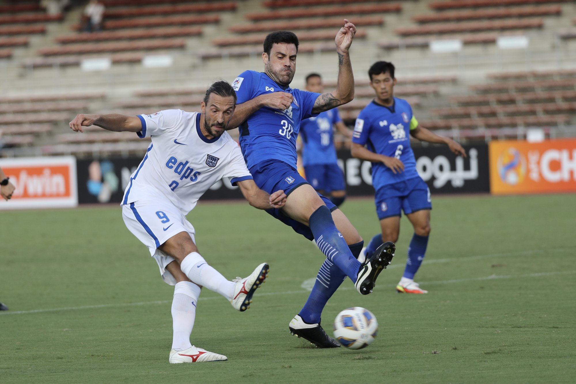 South Korea's FC Seoul striker Dejan Damjanovic, left, fights for