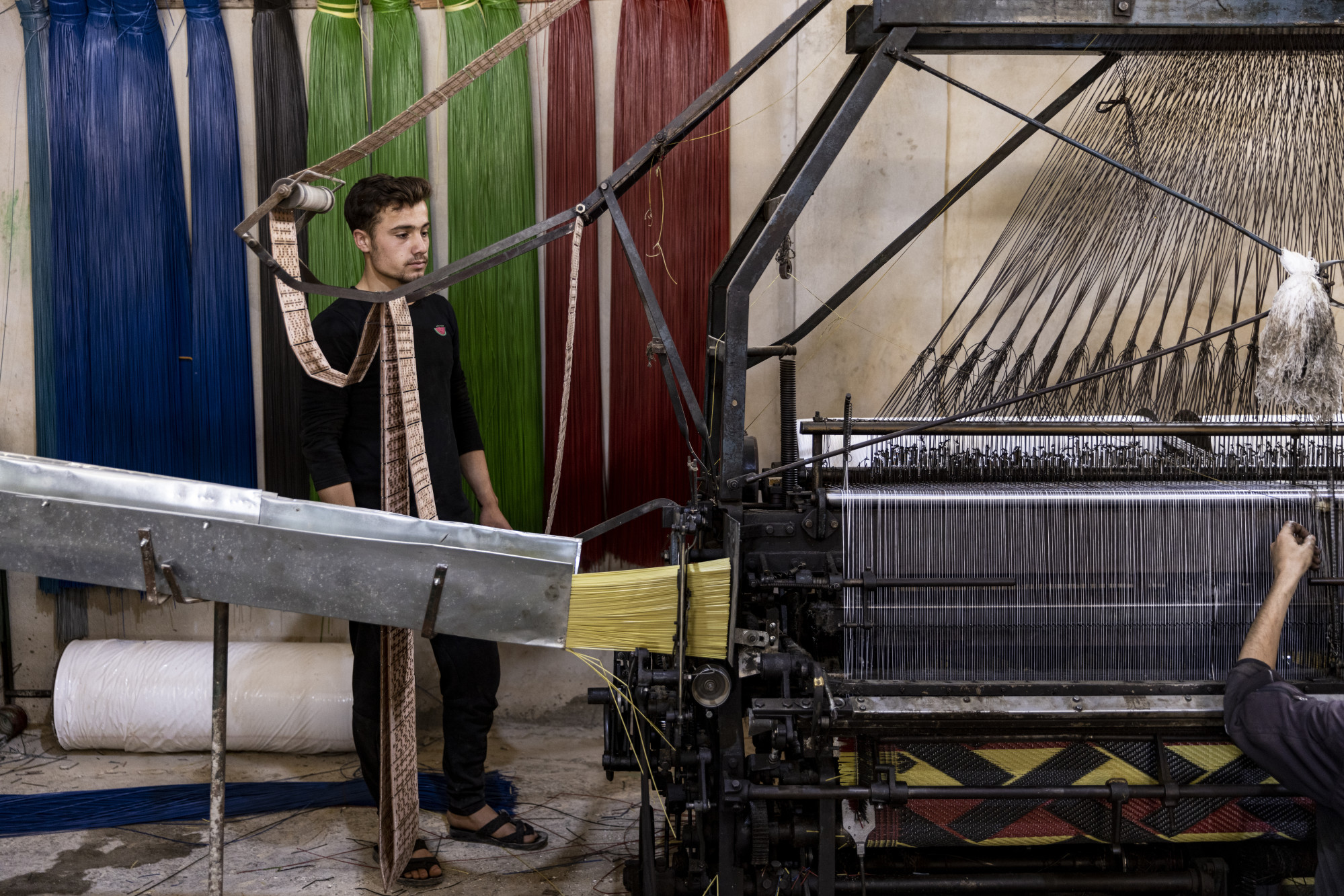 Syrian Rug Salesman Syrians turn plastic waste into rugs to make a living | South China ...
