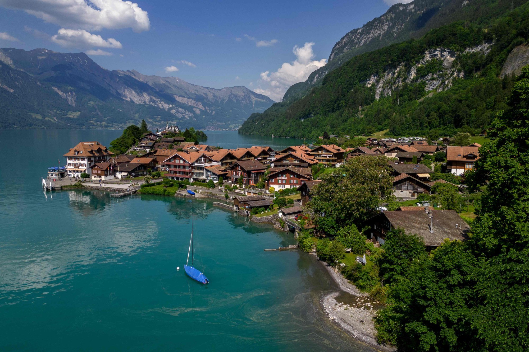 El pueblo de Iseltwald, a orillas del lago Brienz, en los Alpes suizos.  Foto: AFP