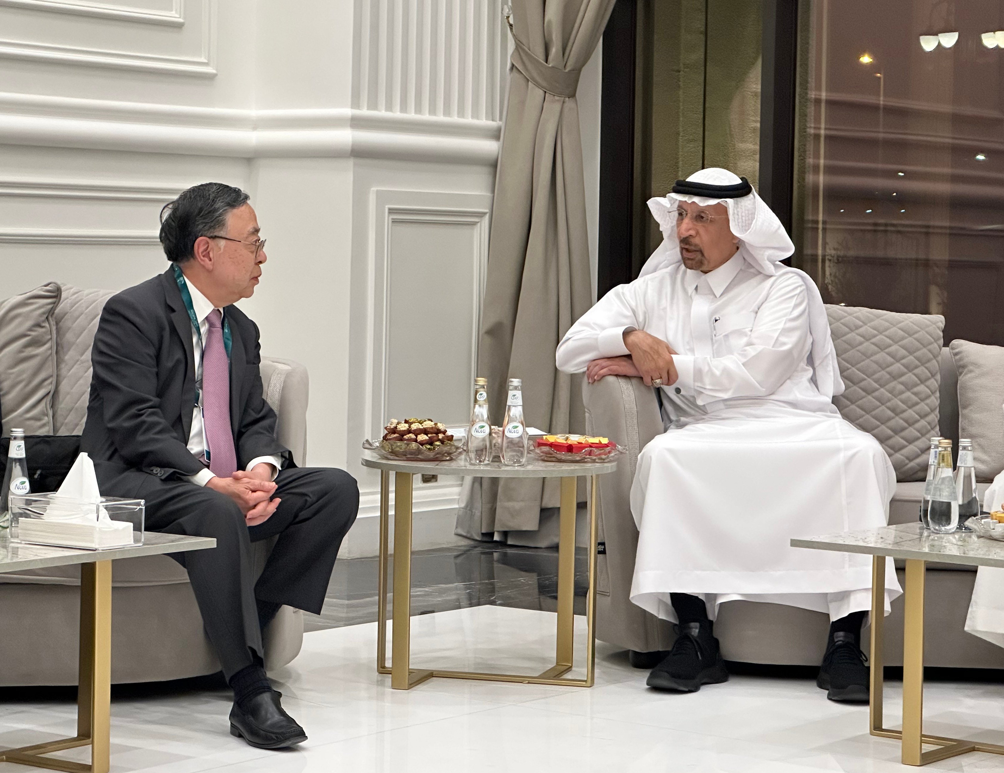Saudi Investment Minister Khalid A. Al-Falih (right) and Hong Kong businessman Ronnie Chan Chi-chung (left) met after a gala dinner at the Arab-China Business Conference in Riyadh. Photo: Kinling Lo