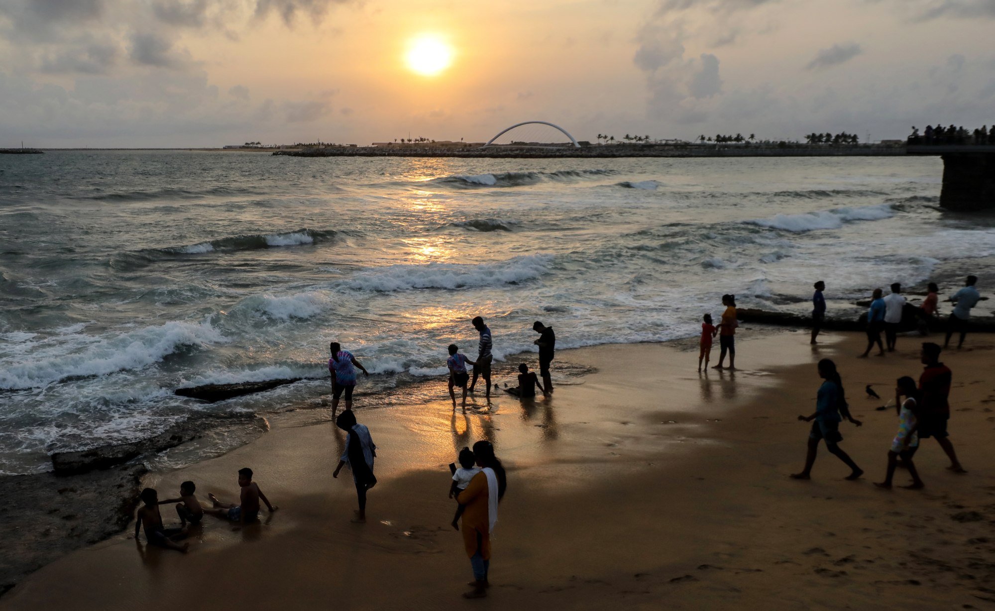 People watch a sunset at the Galle Face Seafront in Colombo earlier this month. Sri Lankans stand 160.12cm tall, on average. Photo: EPA-EFE