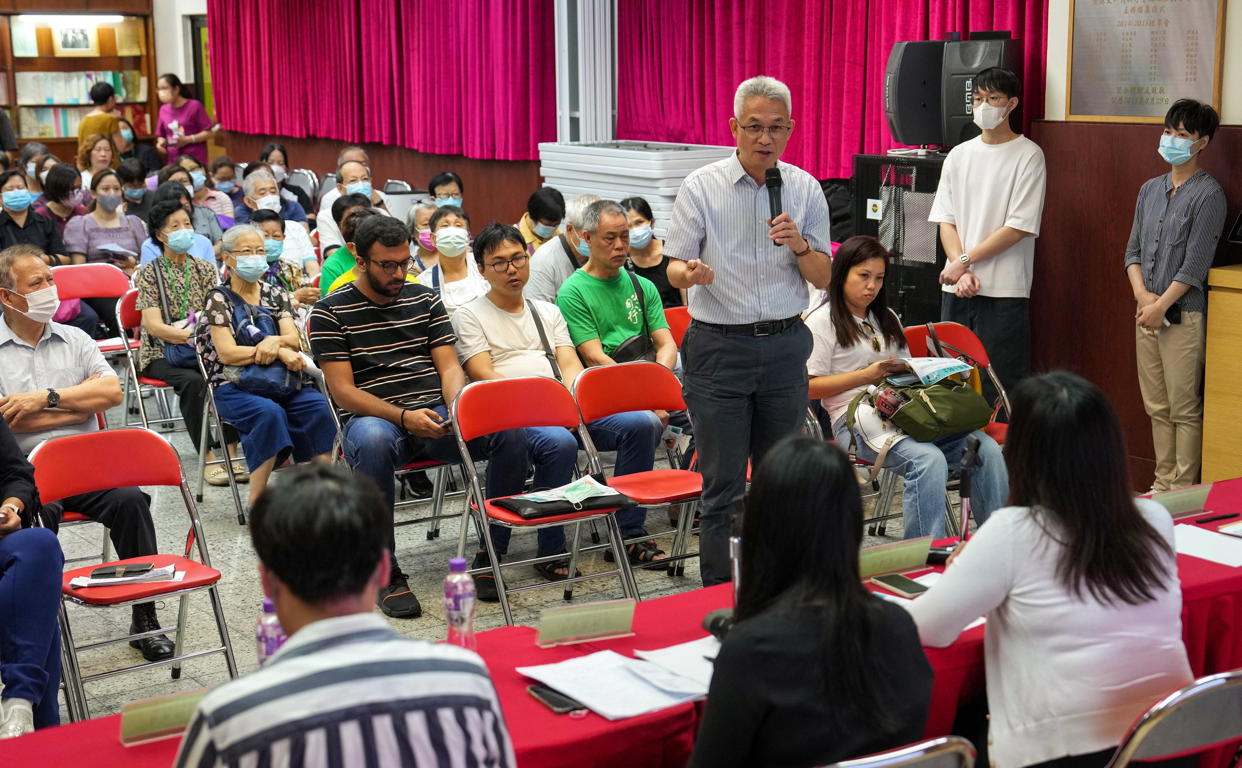 People attend a seminar organised by the district office on how to deal with negative emotions caused by social tragedies, at the Sham Shui Po Kaifong Welfare Advancement Association, on June 7. Photo: Elson Li