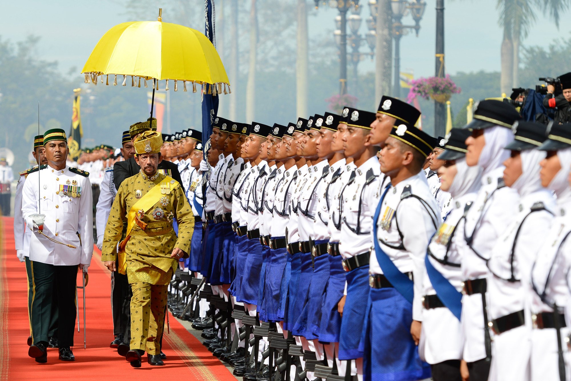Sultan Haji Hassanal Bolkiah (front, left) inspects a guard of honour at Brunei’s royal palace in 2017. The average Bruneian man is 165cm tall. Photo: Xinhua