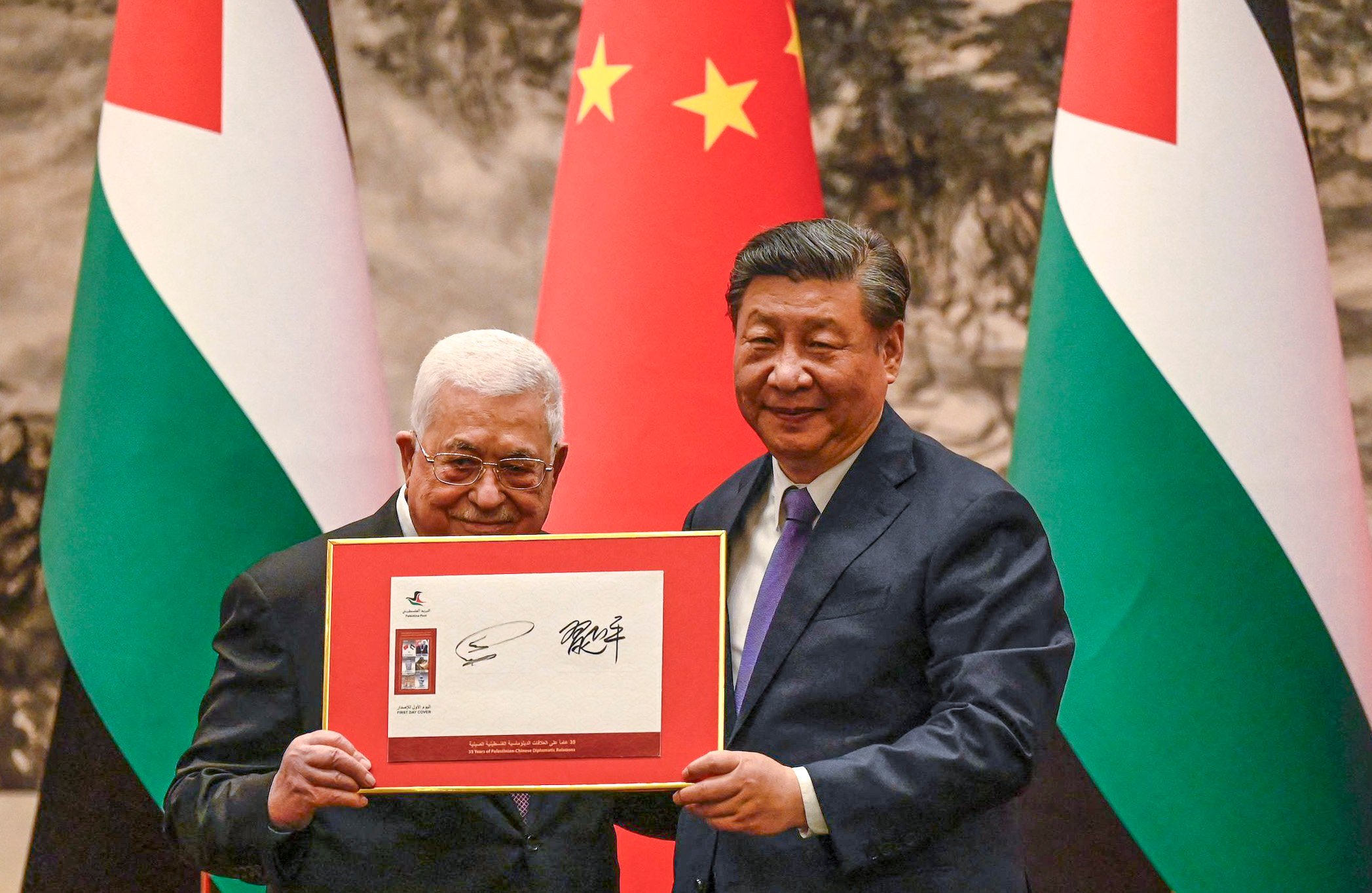 Chinese President Xi Jinping and Palestinian leader Mahmud Abbas at a signing ceremony at the Great Hall of the People in Beijing on Wednesday. Photo: AFP