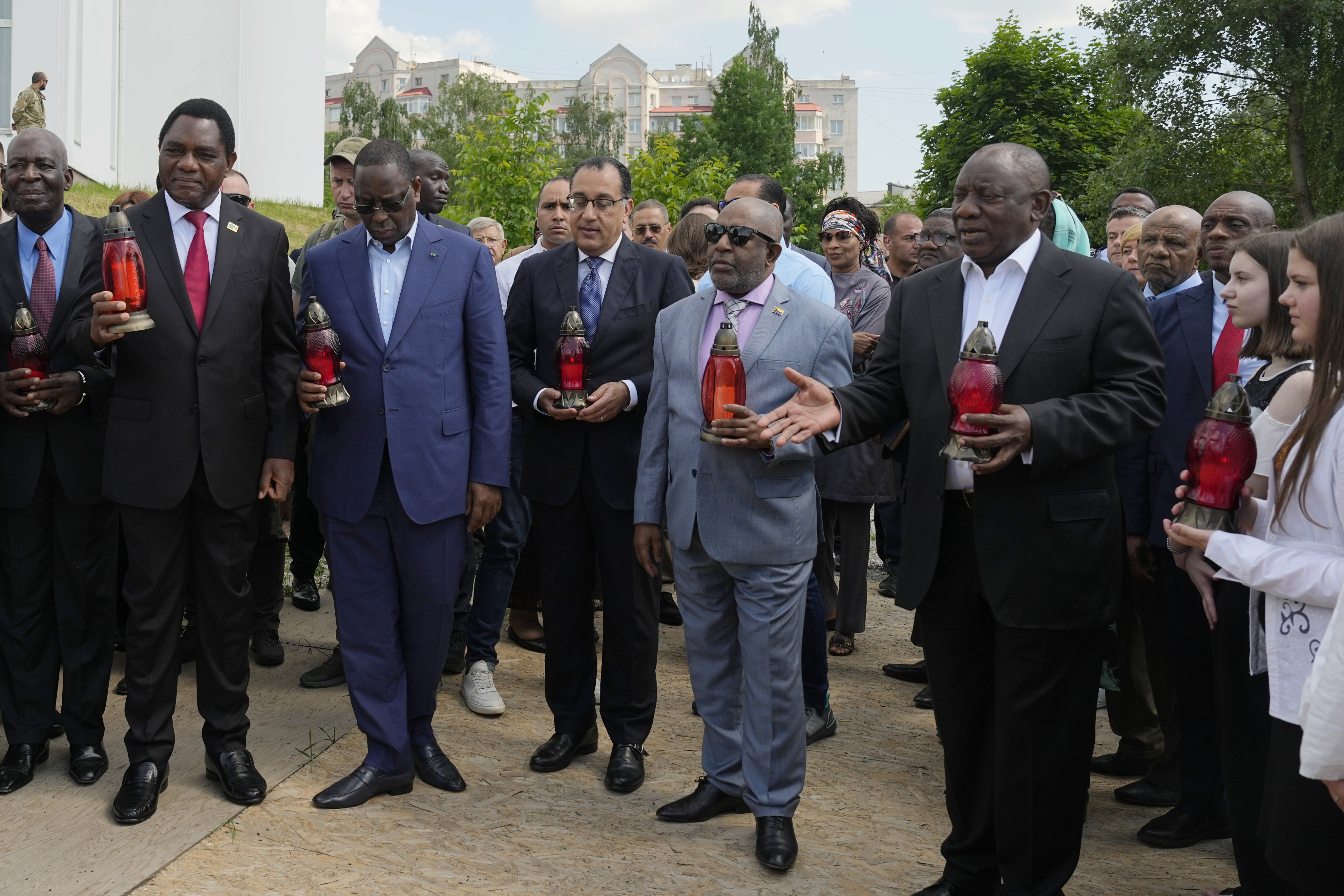South African President Cyril Ramaphosa, Egypt’s Prime Minister Mustafa Madbuly, President of the Union of Comoros Azali Assoumani, Senegal’s President Macky Sall and Zambia’s President Hakainde Hichilema attend a commemoration ceremony at a site of a mass grave in Bucha, on the outskirts of Kyiv, Ukraine. Photo: AP