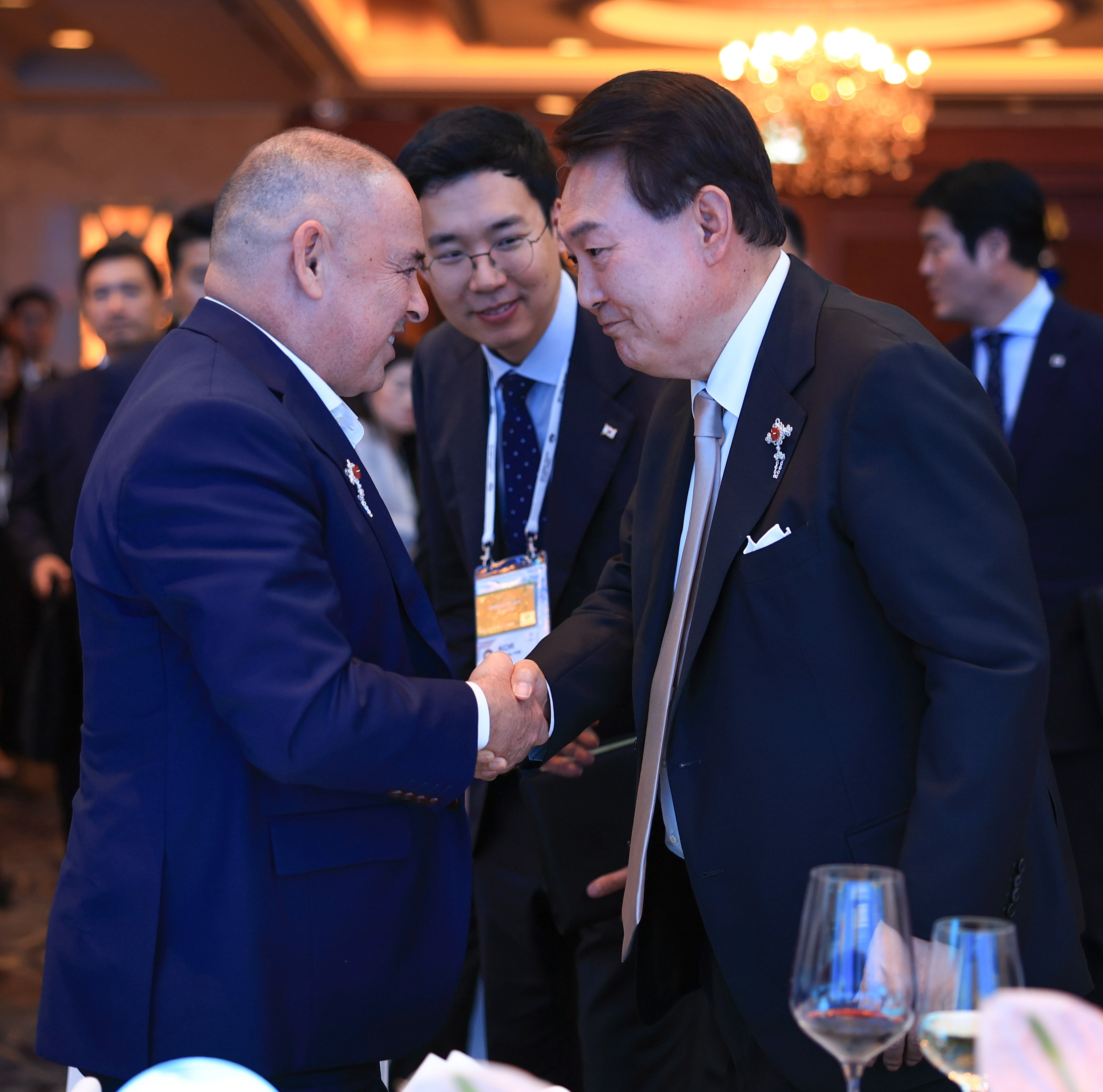 South Korean President Yoon Suk-yeol (right) shakes hands with Cook Islands Prime Minister Mark Brown during a dinner party for the Korea-Pacific Islands Summit at a Seoul hotel last month. Photo: South Korean Presidential Office /EPA-EFE