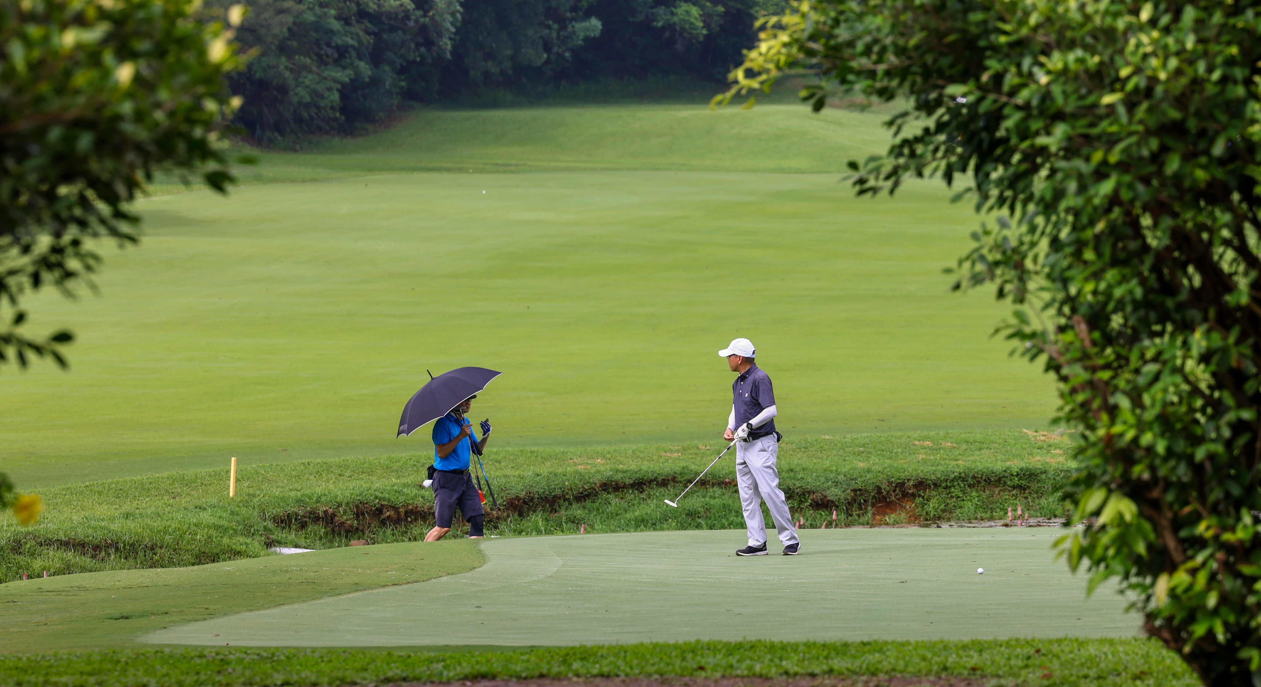 Golfers playing at the Hong Kong Golf Club in Fanling. Under a controversial redevelopment plan, the government will take back 32 hectares of land from the golf club in September, including nine hectares earmarked for public housing. Photo: Dickson Lee