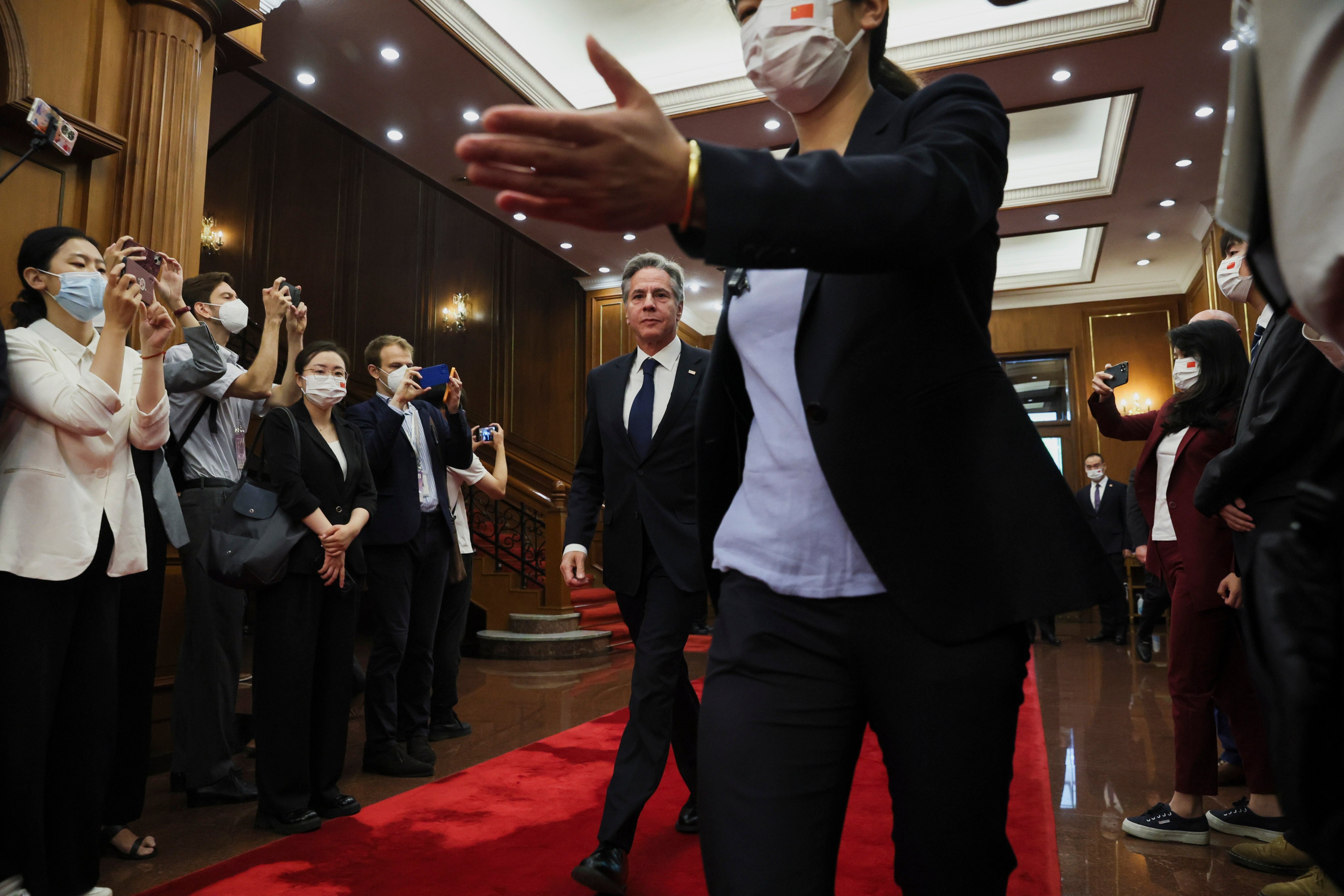 U.S. Secretary of State Antony Blinken, centre, walks to a meeting at the Diaoyutai State Guesthouse in Beijing, China, June 19, 2023. Photo: AP