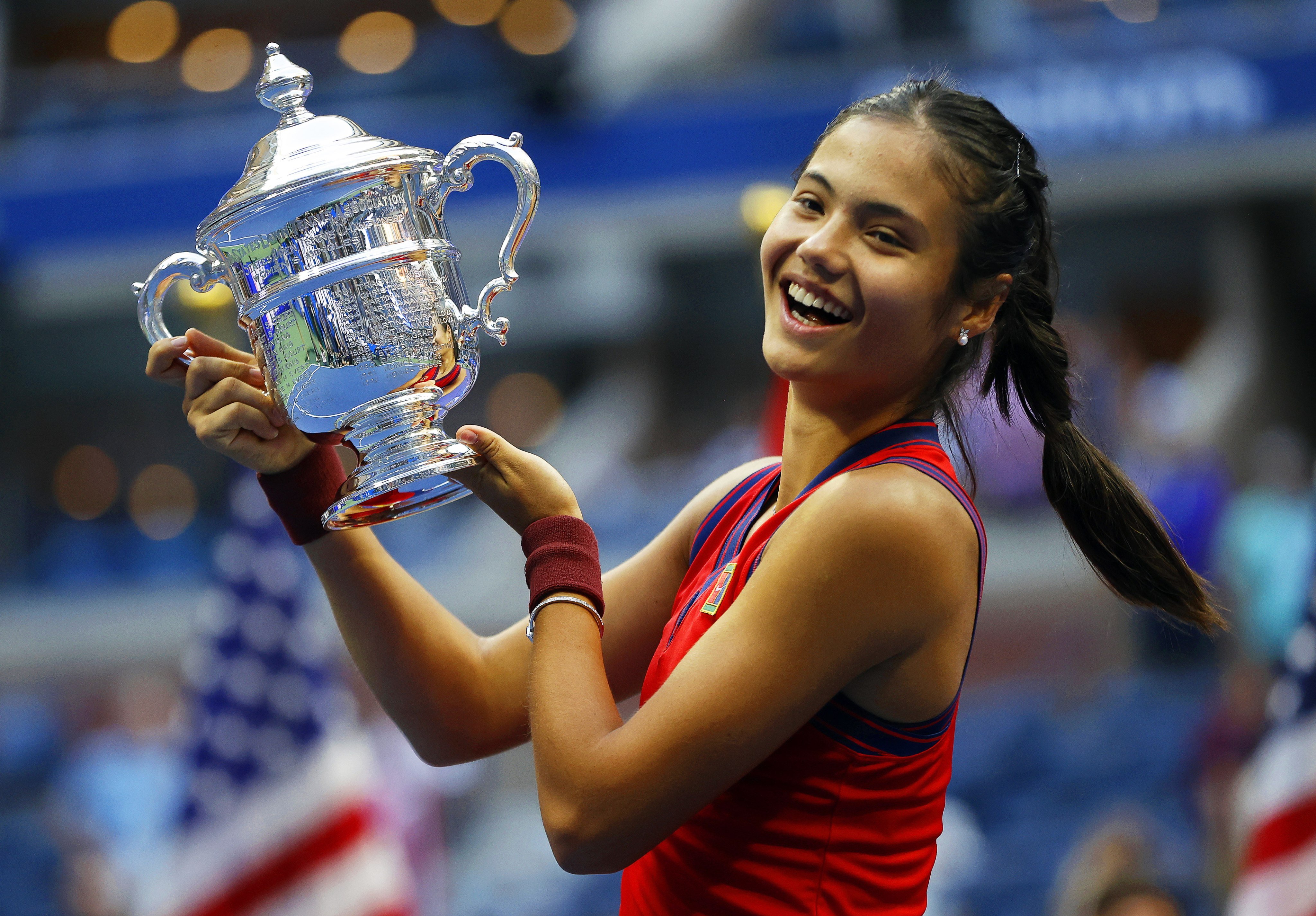 Emma Raducanu of Great Britain celebrates with the championship trophy after defeating Lelyah Fernandez to win the women’s final at the 2021 US Open. Photo: EPA-EFE