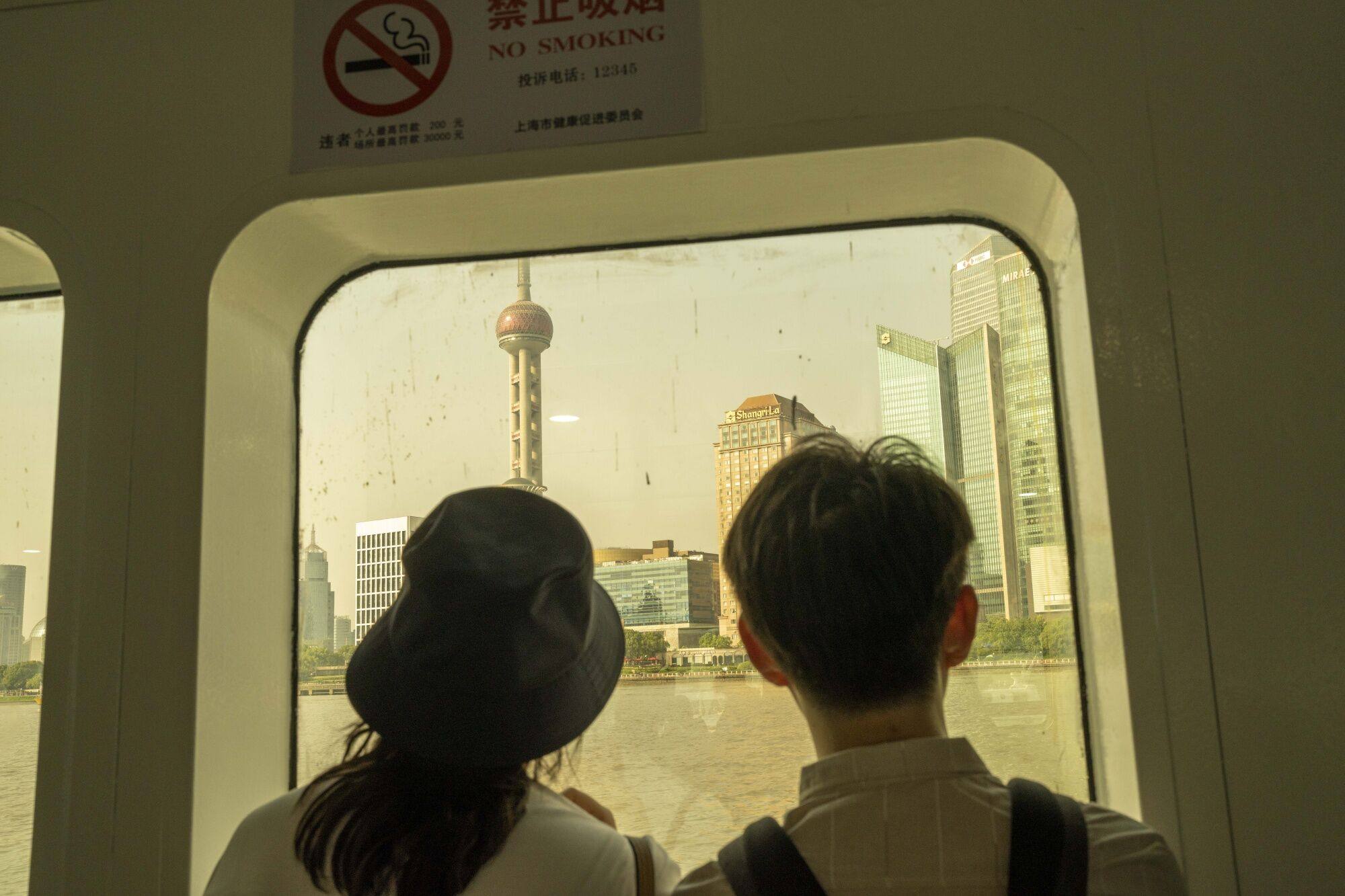Passengers ride a ferry crossing the Huangpu River in Shanghai, China,  Photo: Bloomberg