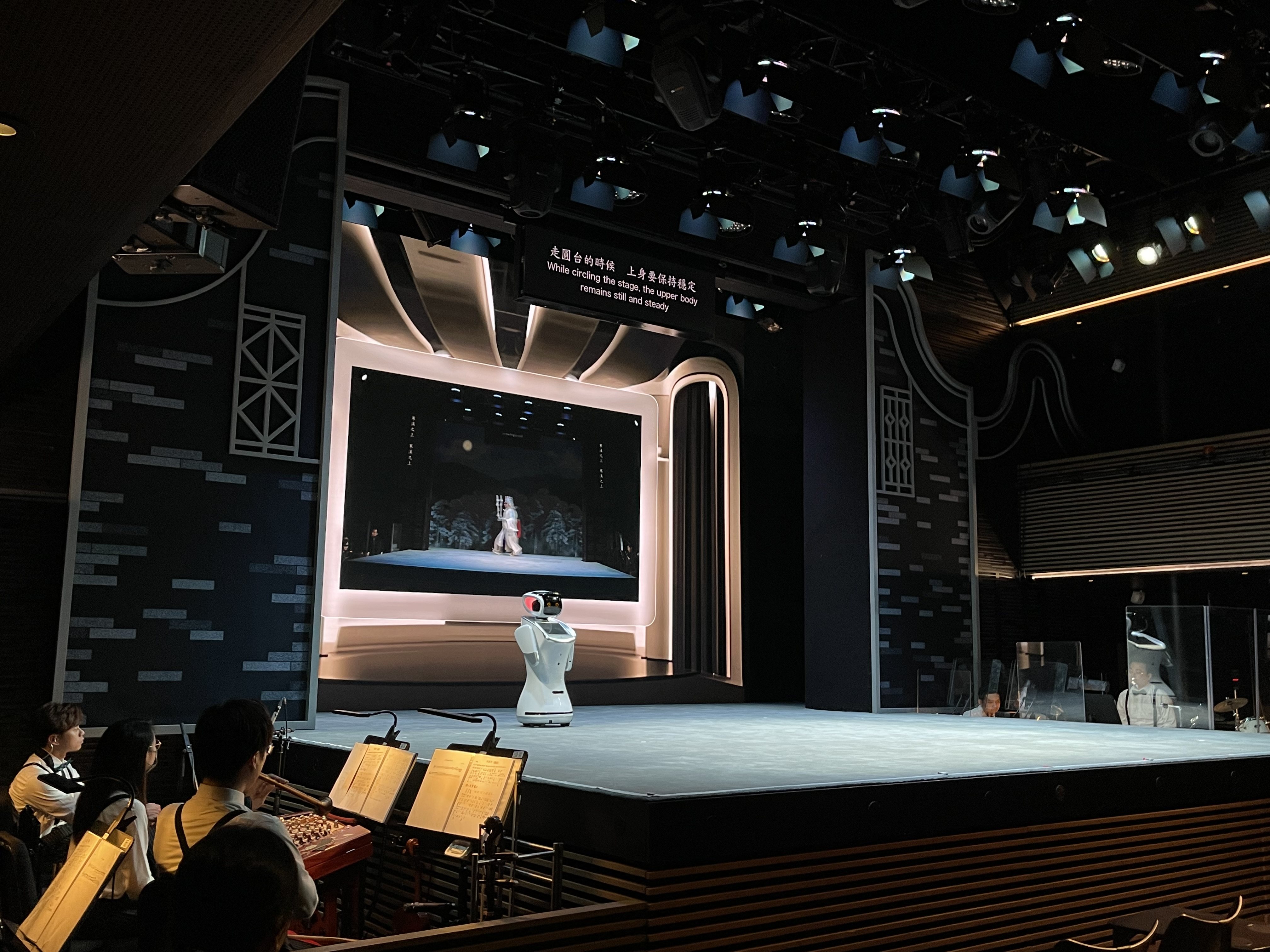 A robot is teaching its human audience about Cantonese opera. Photo: Charlotte Kwan