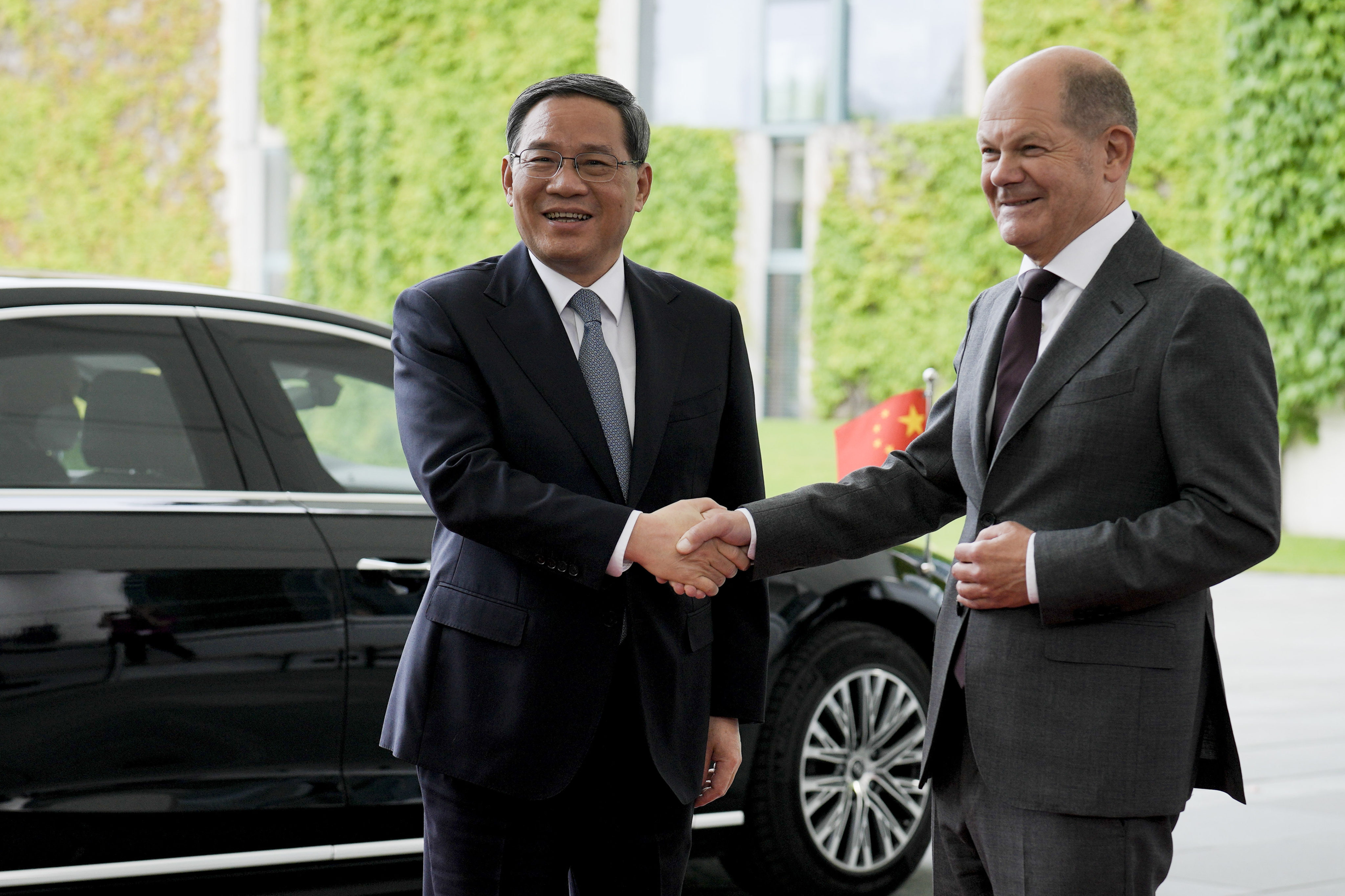 German Chancellor Olaf Scholz (right) welcomes Chinese Premier Li Qiang to the Chancellery in Berlin,  on Monday, June 19, 2023. Photo: AP Photo