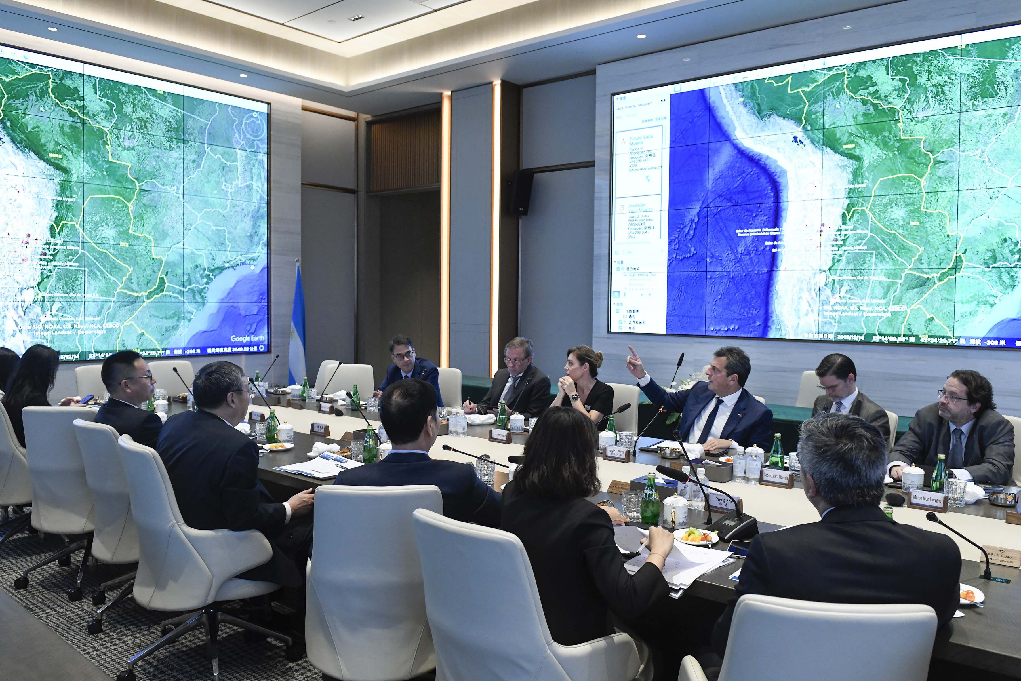 Argentinian economy Minister Sergio Massa (third from right) during a meeting with a Chinese delegation in Shanghai on May 31, 2023. Photo: Maximiliano Vernazza/telam/dpa