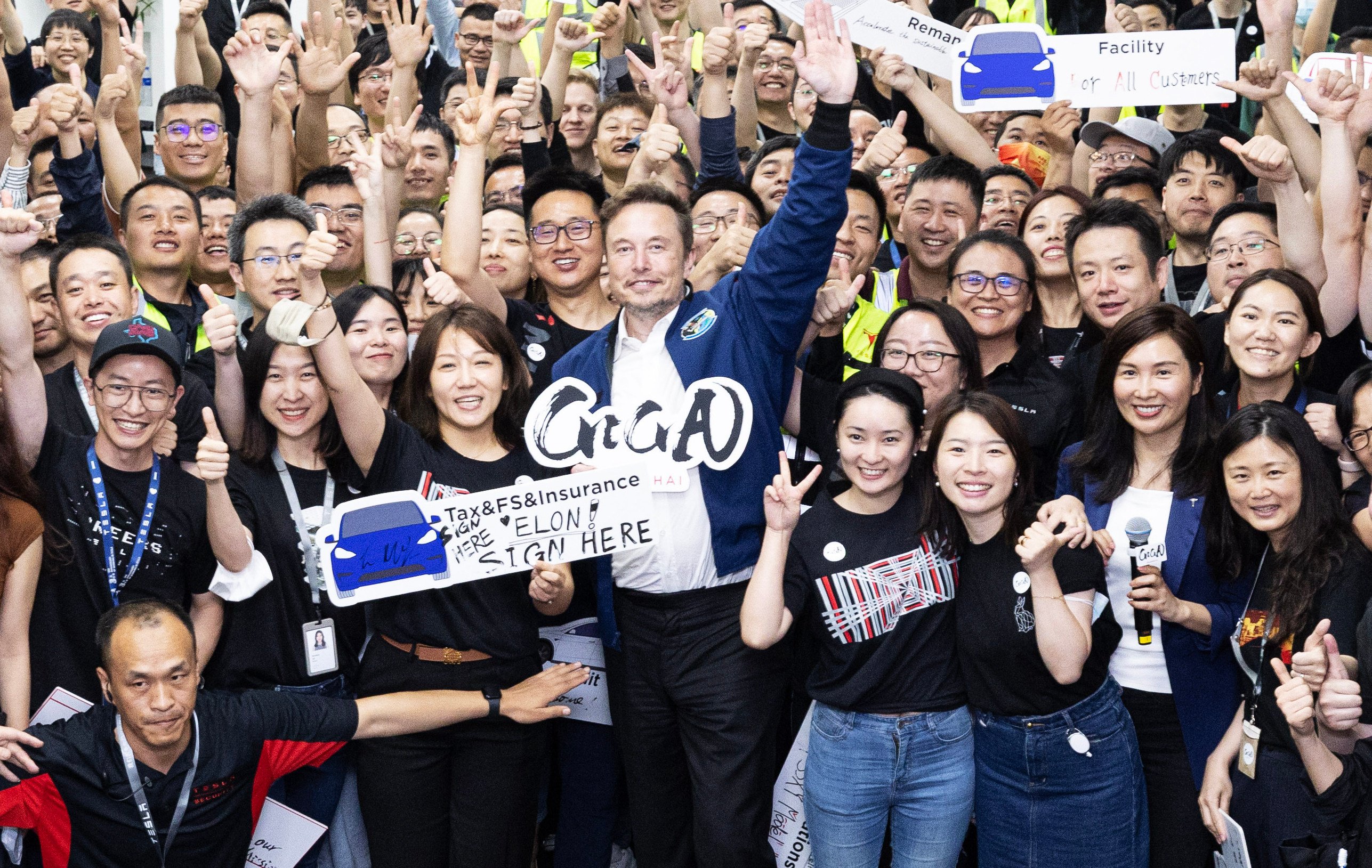 CEO Elon Musk poses for a group photo at Tesla’s Shanghai Gigafactory. Photo: Weibo