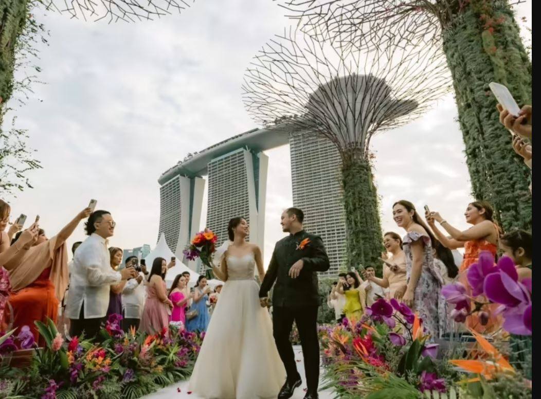 A Filipino couple in Singapore recreated the wedding reception scene from the Crazy Rich Asians movie. Photo: TikTok/marygolezmf