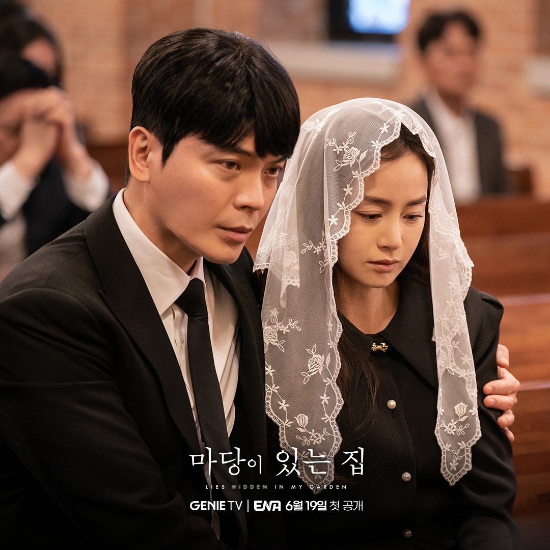 Kim Sung-oh (left) and Kim Tae-hee as husband and wife Jae-ho and Joo-ran in a still from “Lies Hidden in My Garden”, an Amazon Prime K-drama.