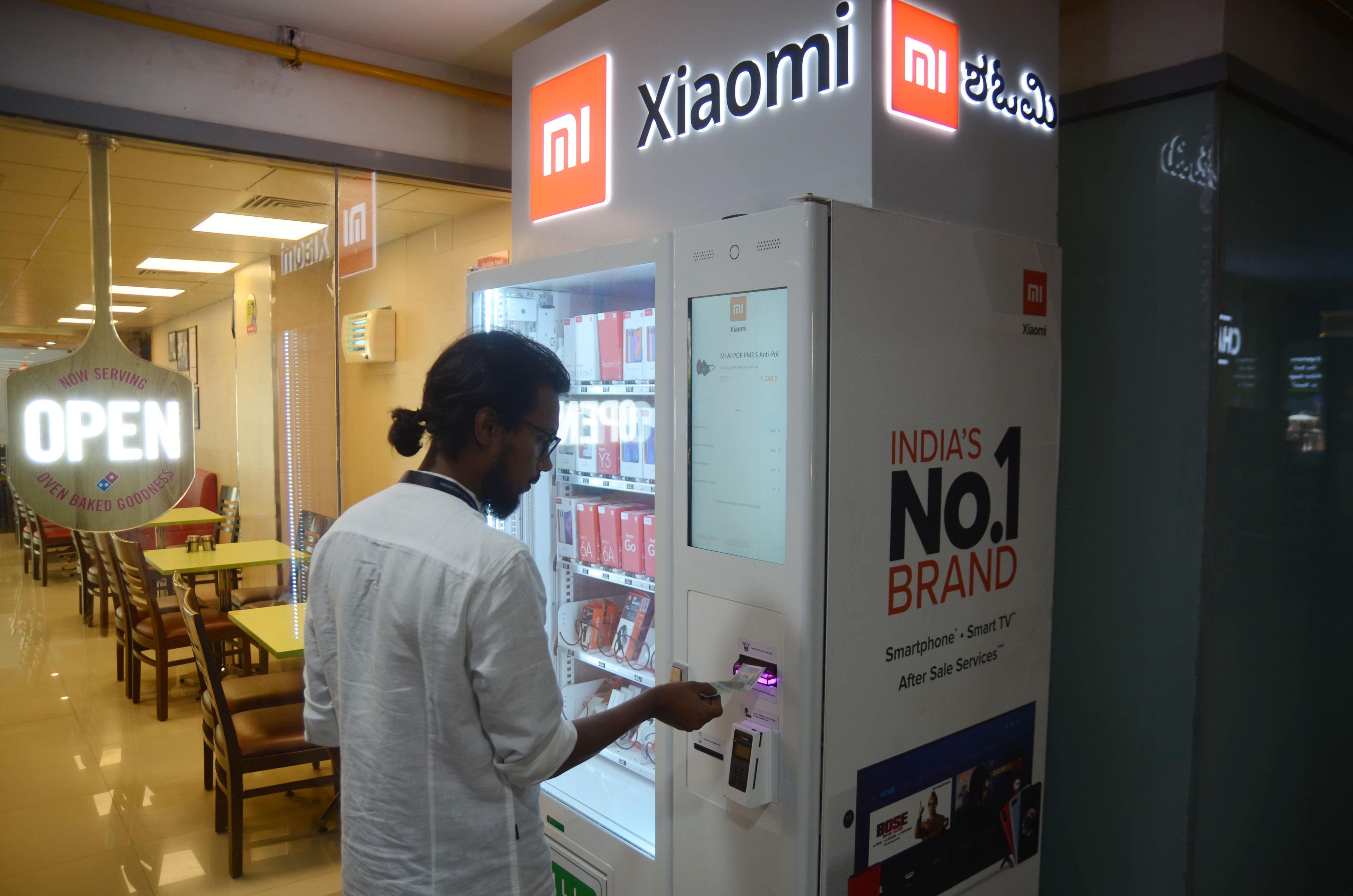 A customer at a Mi Express Kiosk in Bangalore on May 18, 2019, part of an initiative by Xiaomi to sell its smartphones and mobile accessories through vending machines. Photo: Xinhua